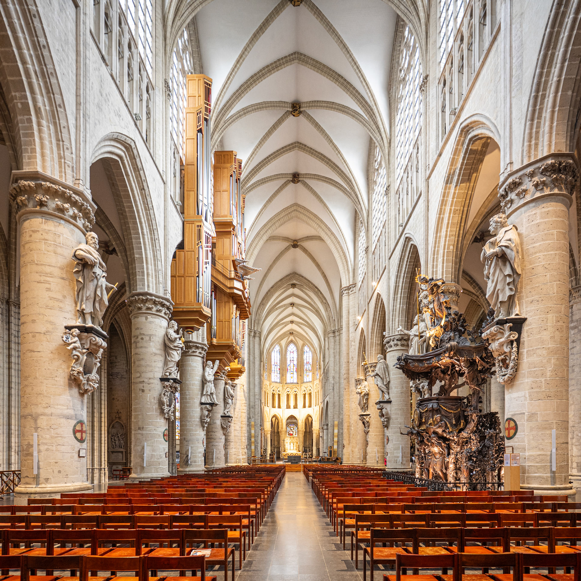 nave with Baroque pulpit