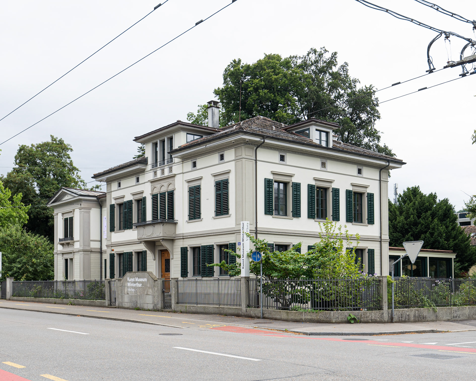 Villa Flora at the intersection of Tösstalstrasse and Obermühlestrasse