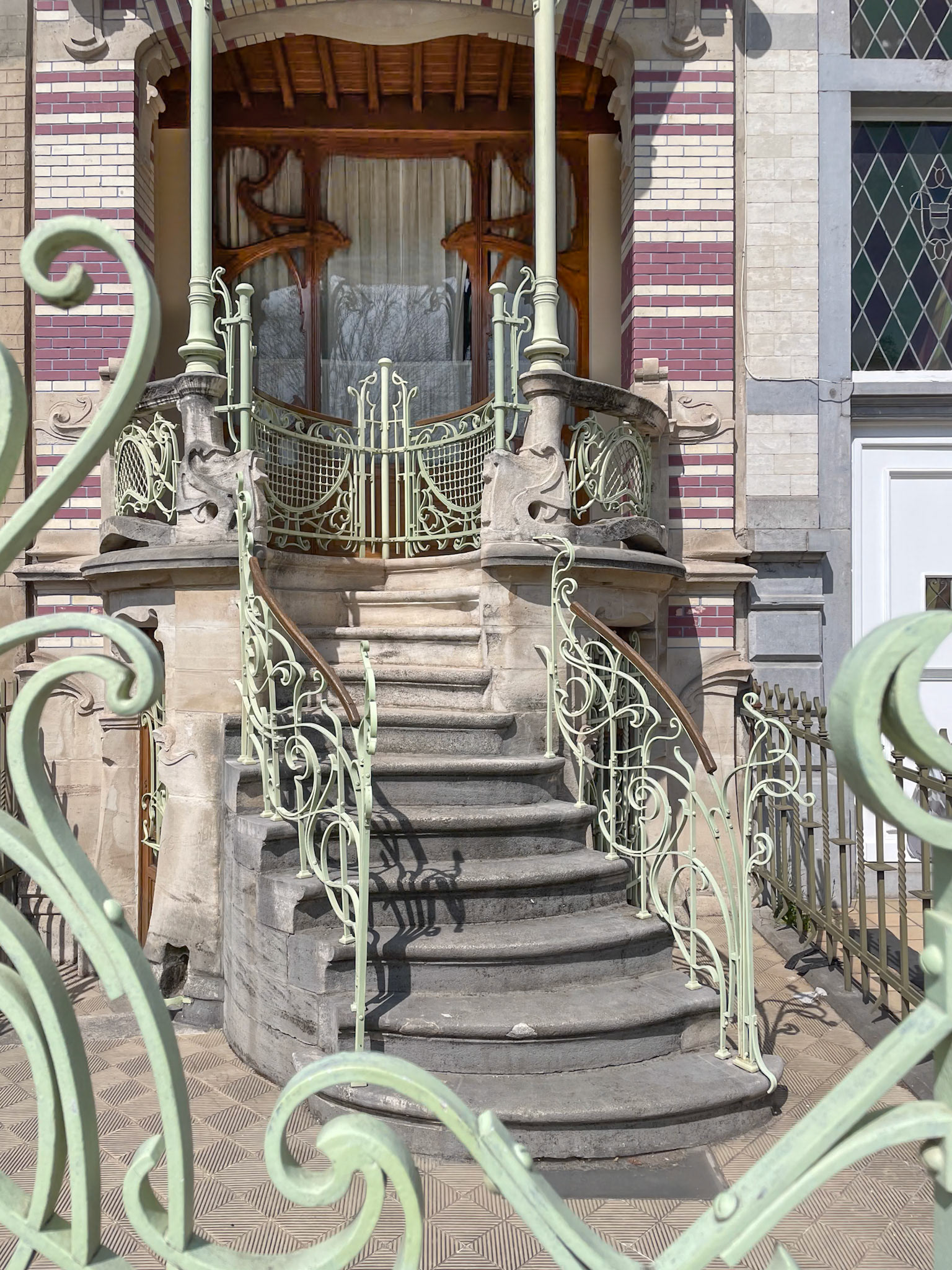 Maison Saint-Cyr - entrance staircase