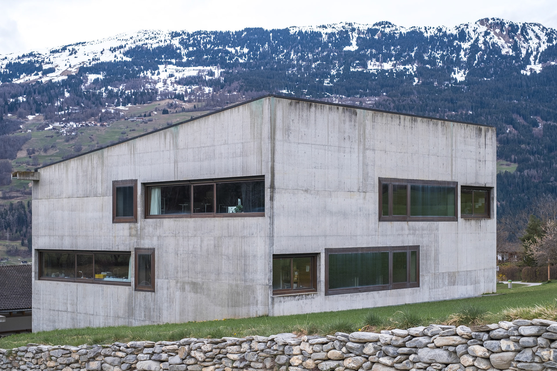 Schulhaus Paspels - the roof follows the slope of the terrain