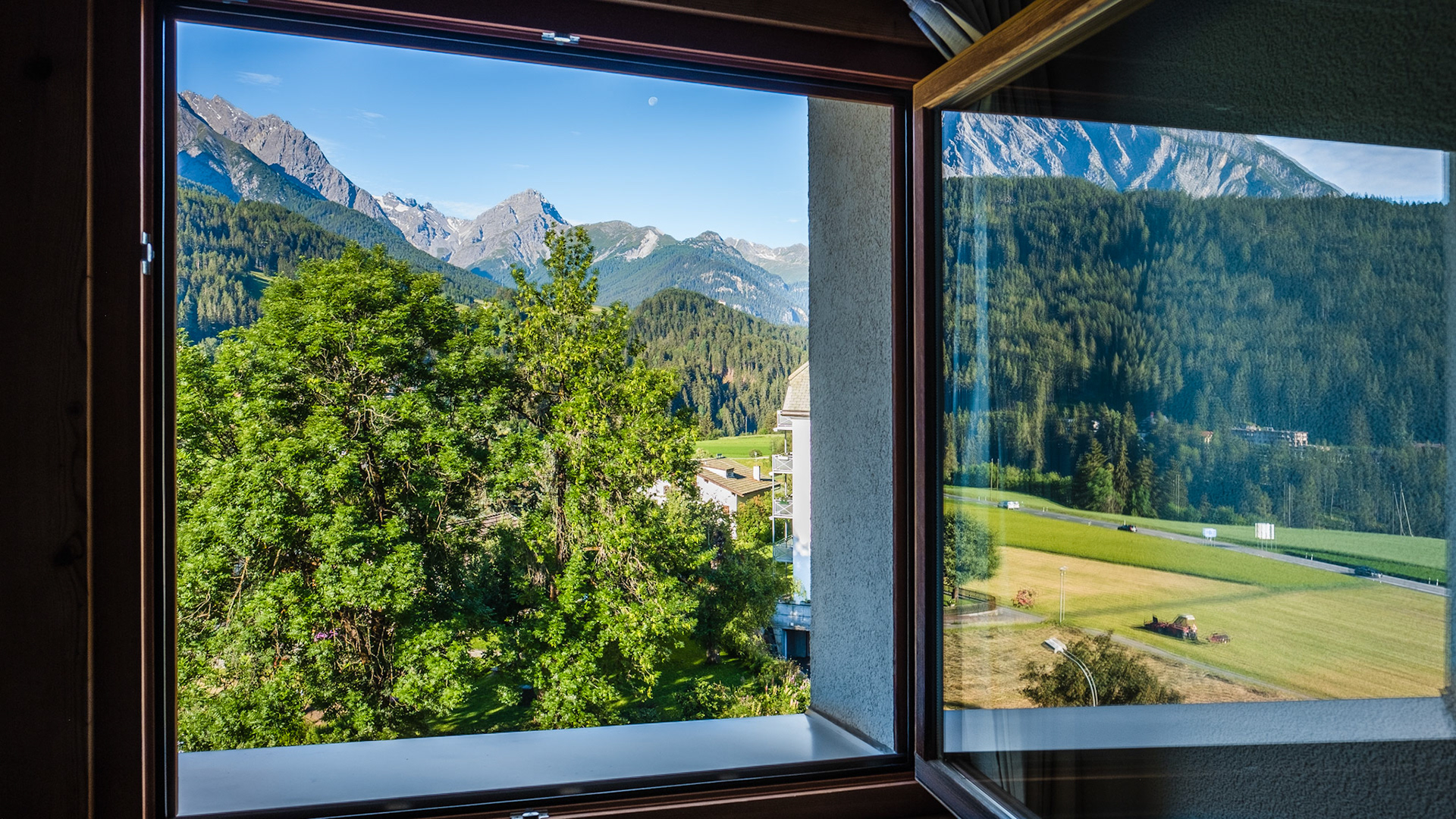Jugendherberge Scuol - large window