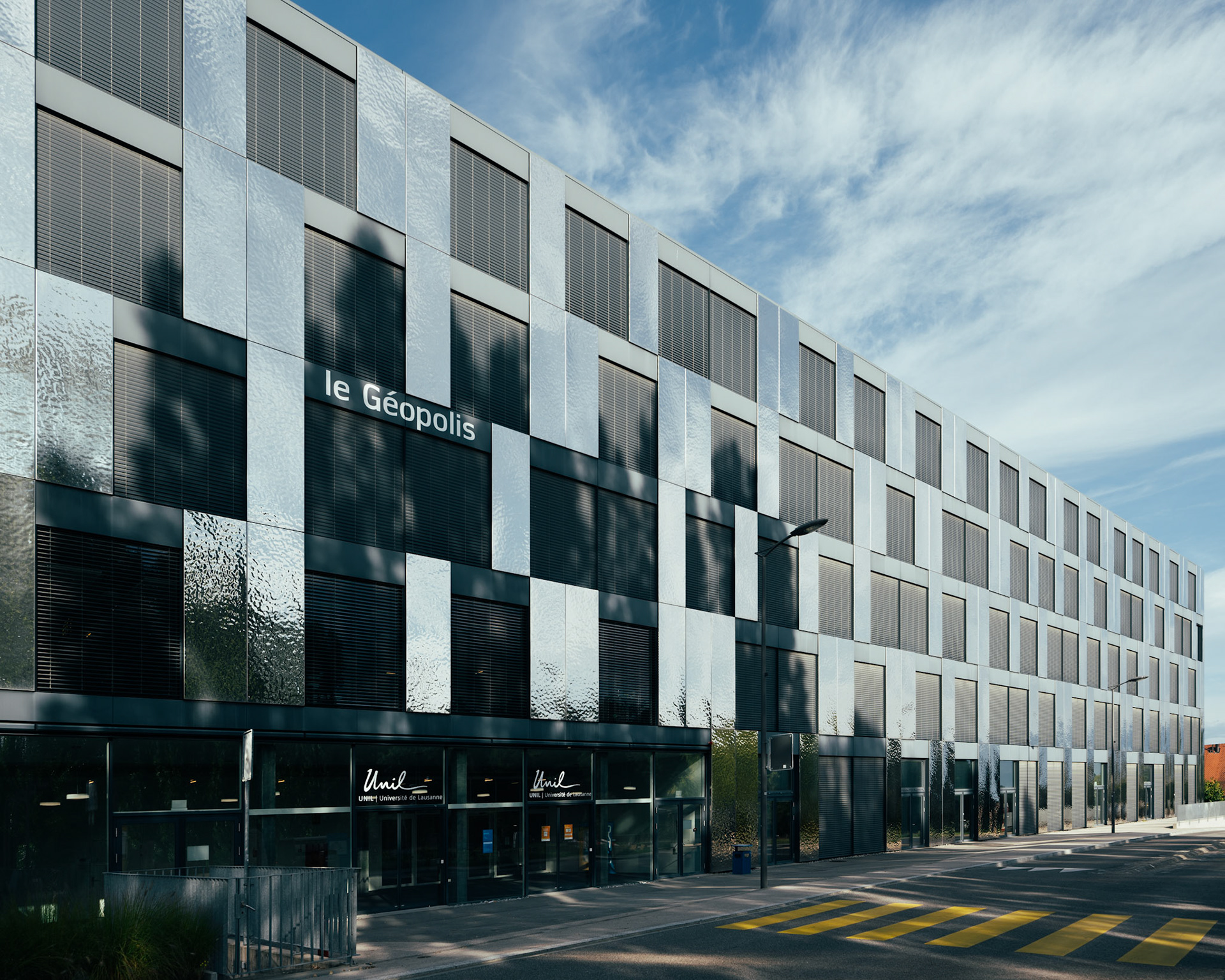 UNIL Géopolis facade with mirror-embossed stainless steel sheets