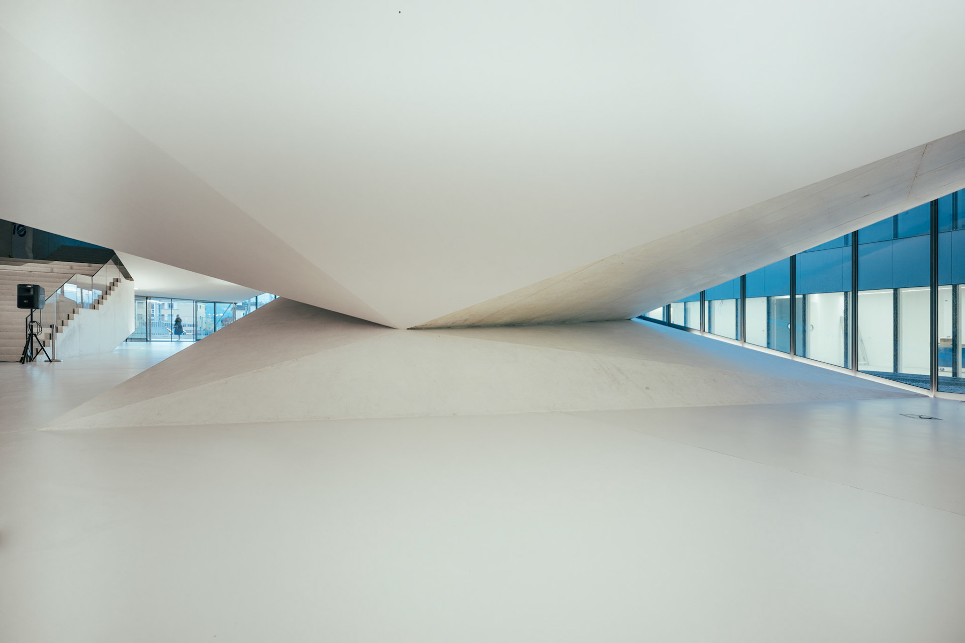 one of the connection points between the upper and lower museum volumes