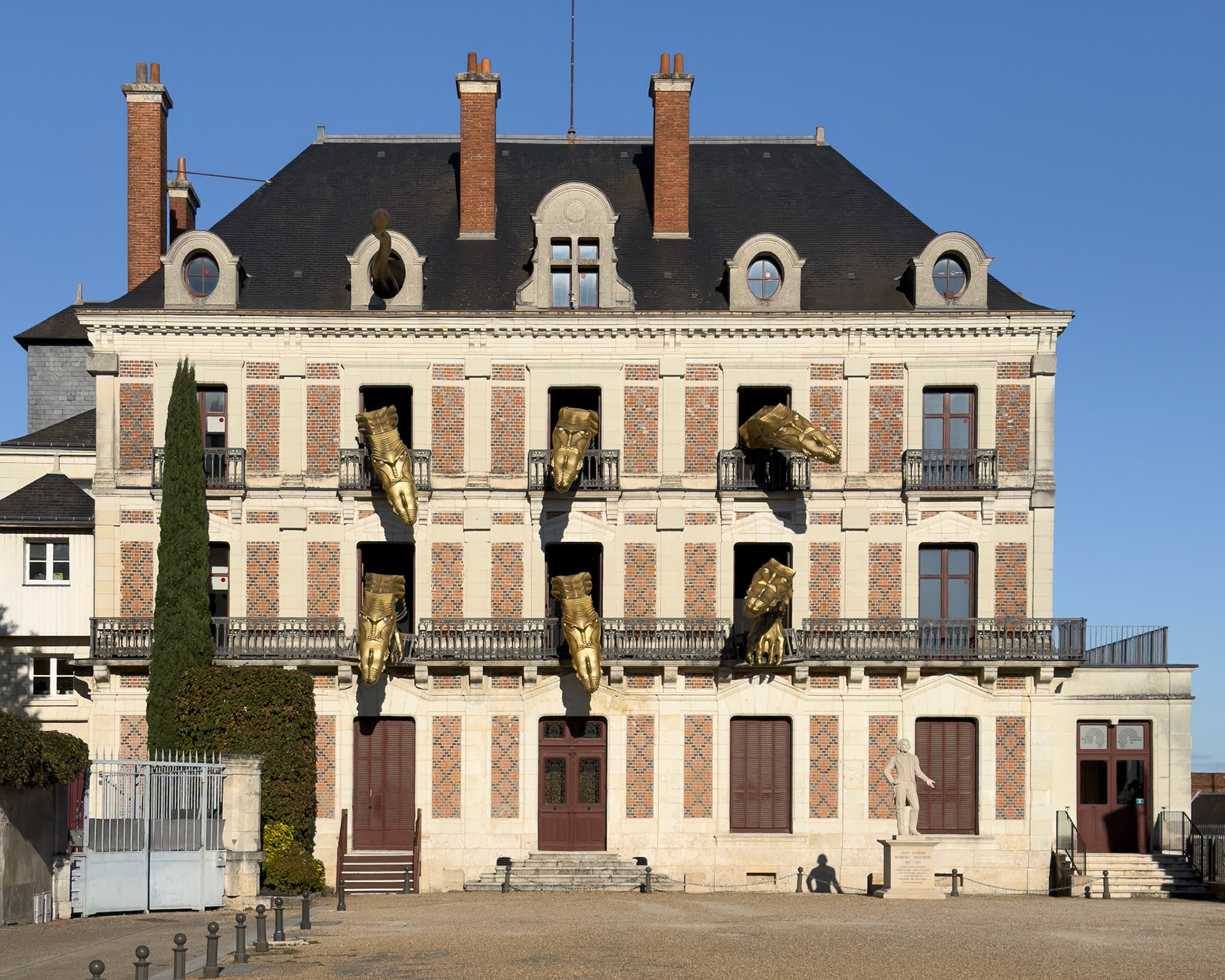 Maison de la Magie Robert-Houdin with animated hydra