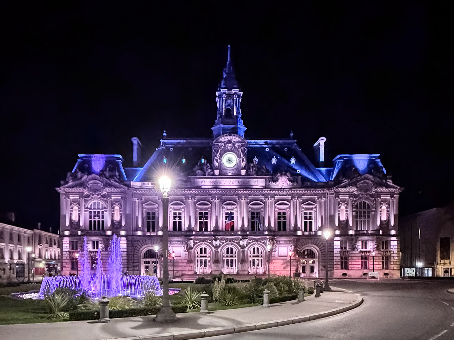 Hôtel de ville de Tours with illuminations at night