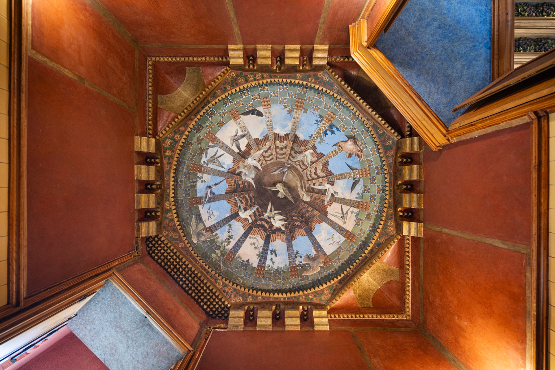 The trompe l'oeil ceiling painting by Torres Massana