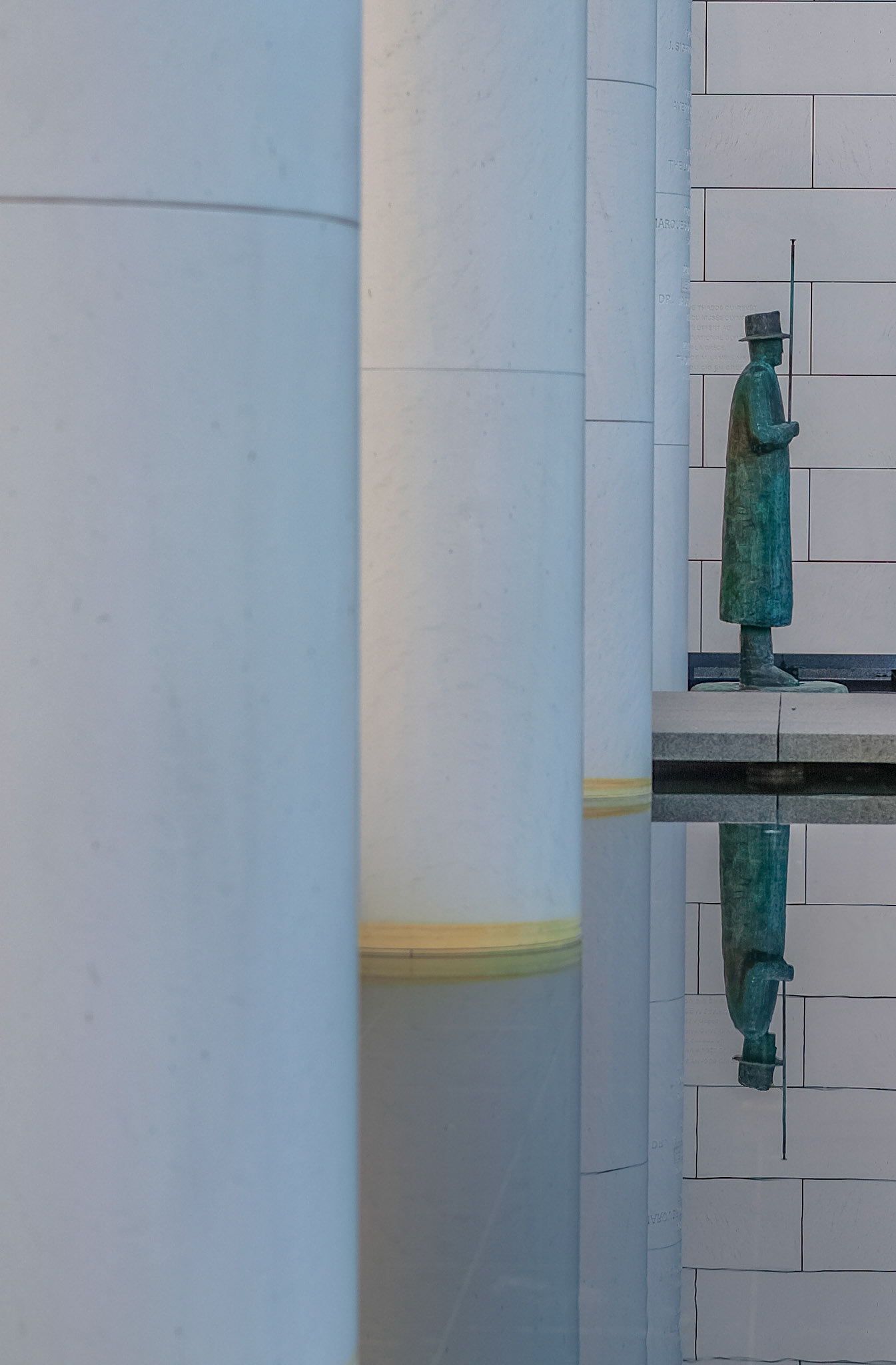 The sculpture "Pluie" (Rain) by Jean-Michel Folon