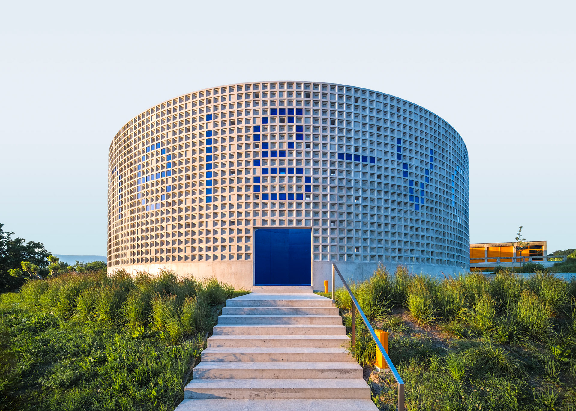 HEIG-VD entrance using concrete and stained glass