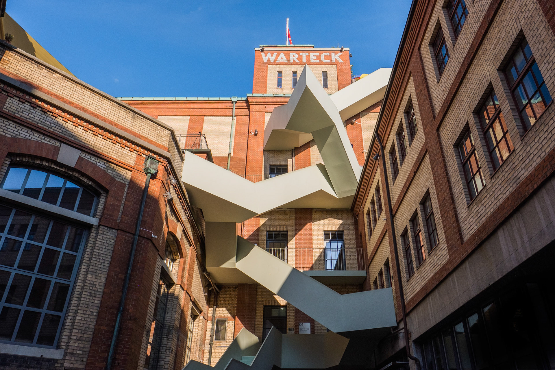 The new Warteck staircase is zigzagging from door to door