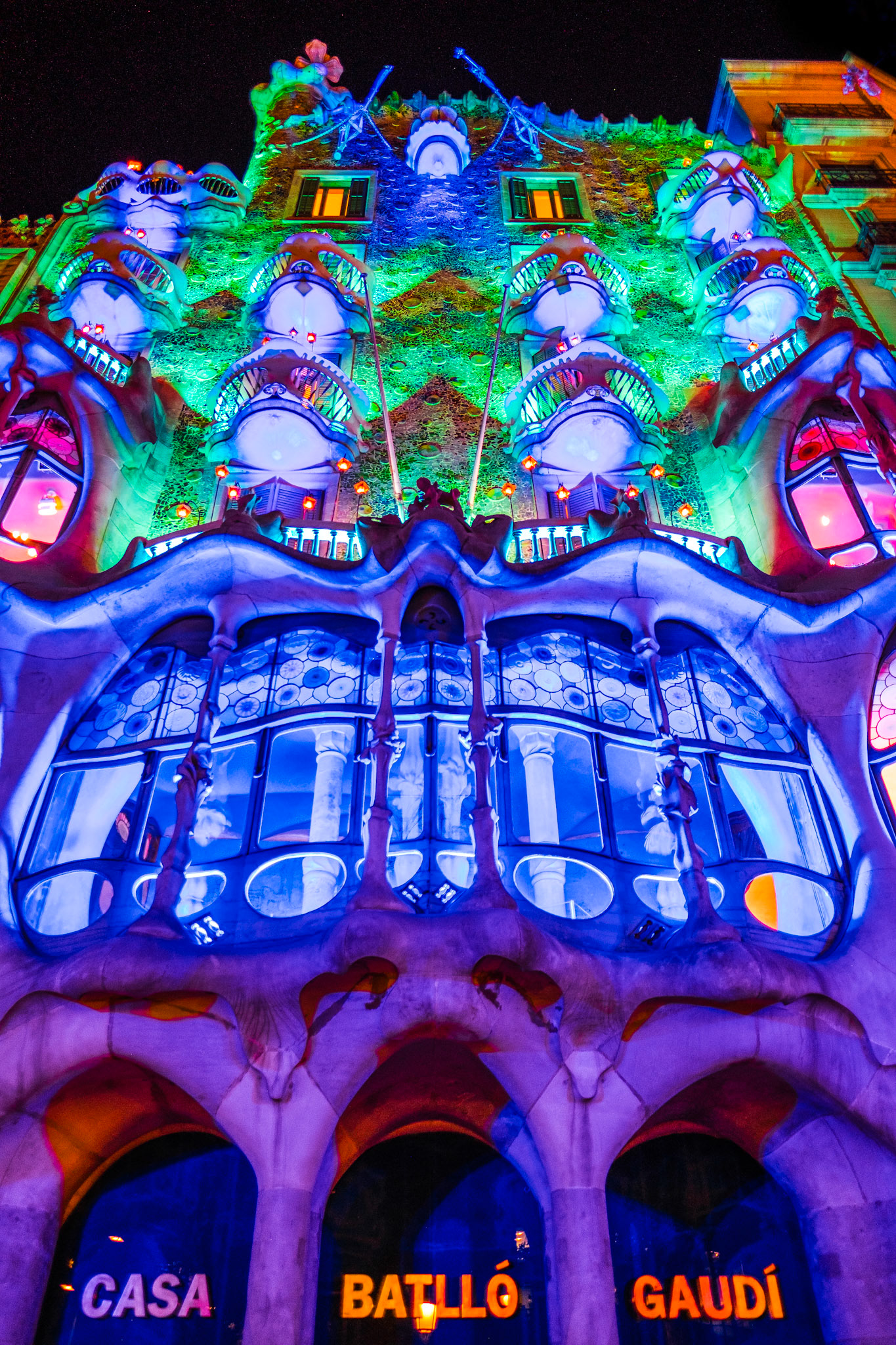 Casa Batlló - facade at night