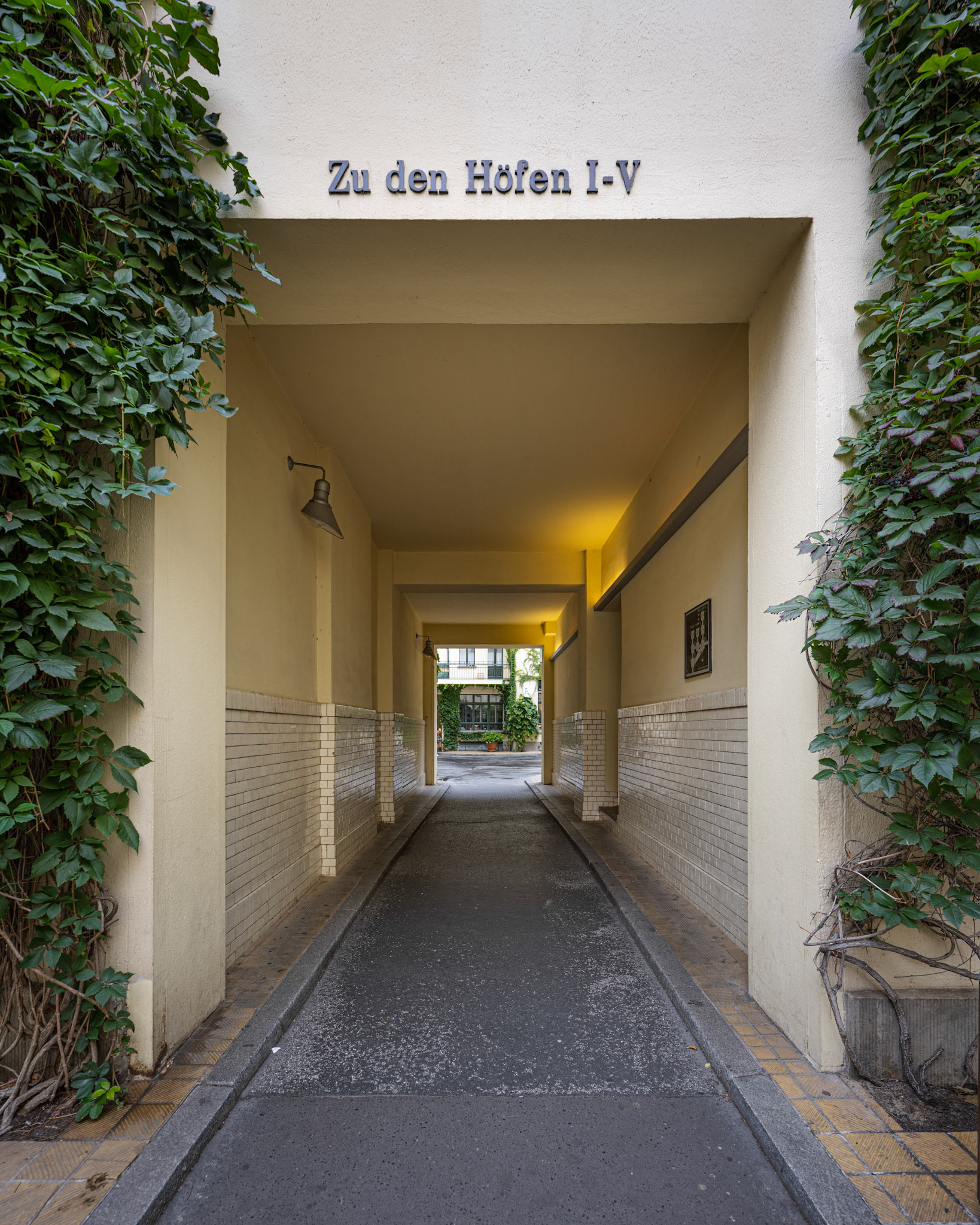 Hackesche Höfe - tunnel