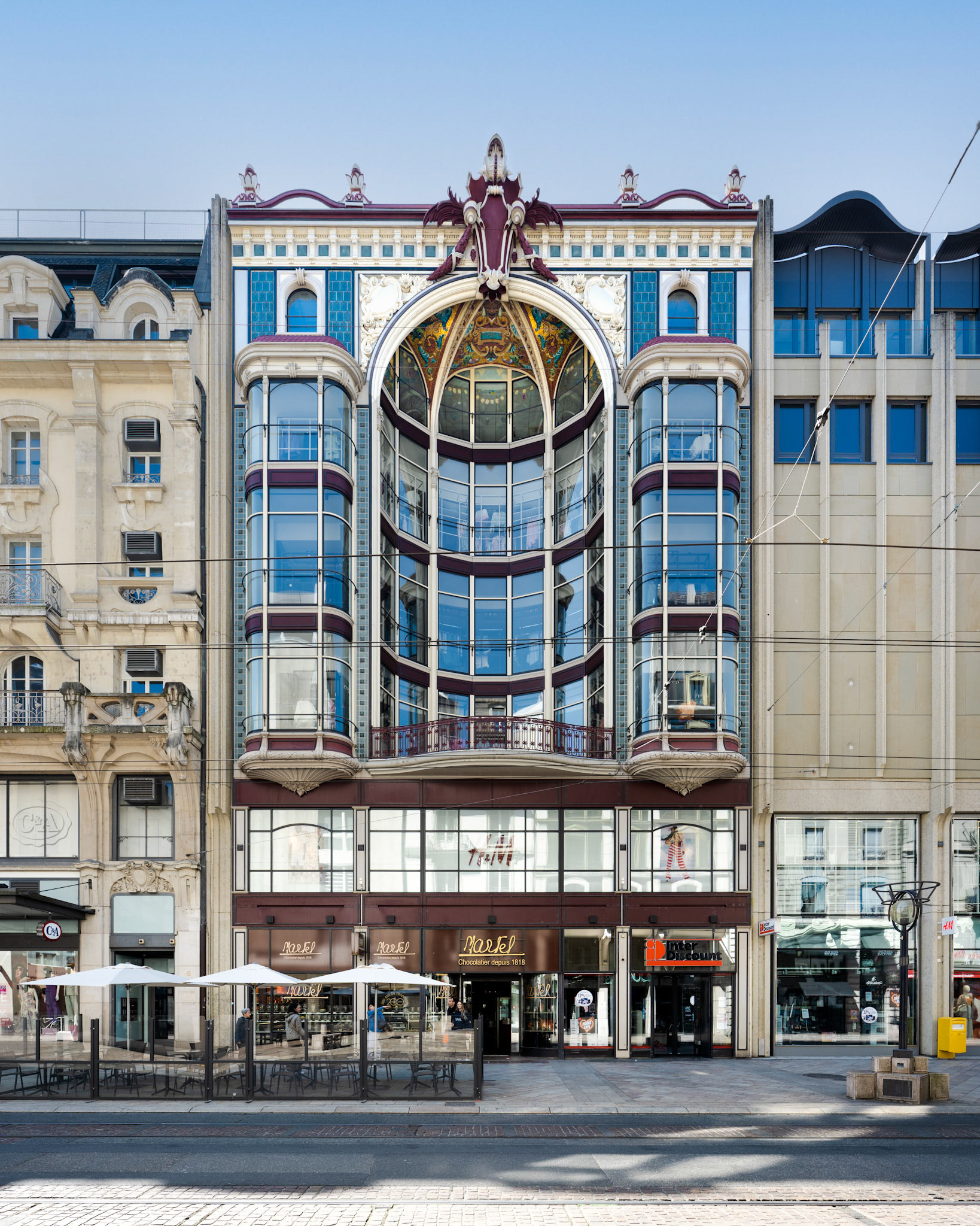 Art-déco style building at rue de la Croix-d'Or 4