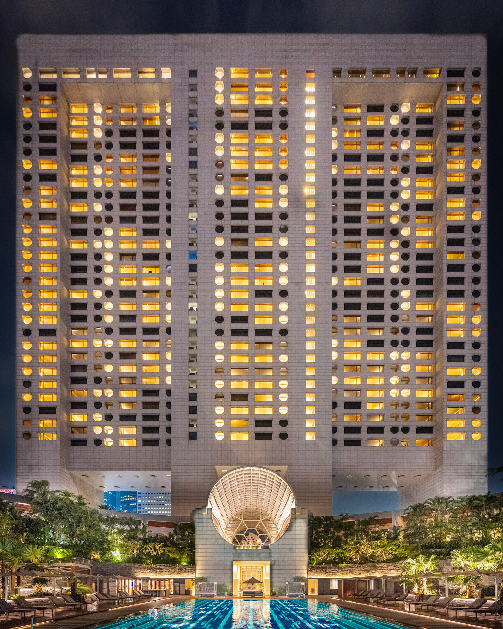 Ritz-Carlton Millenia at night