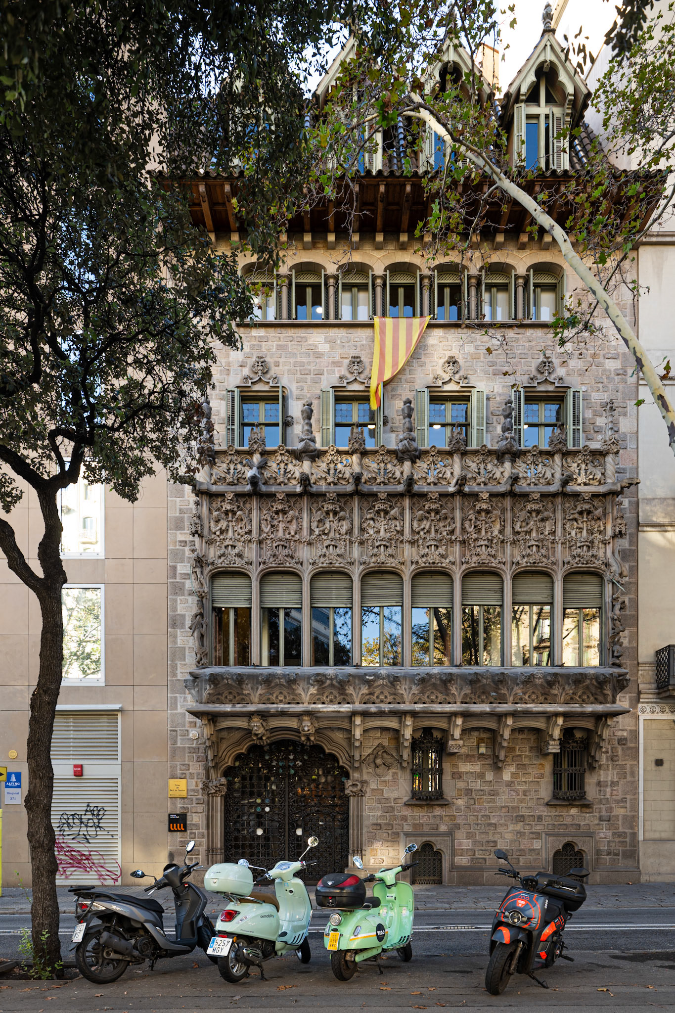 Palau Baró de Quadras - facade