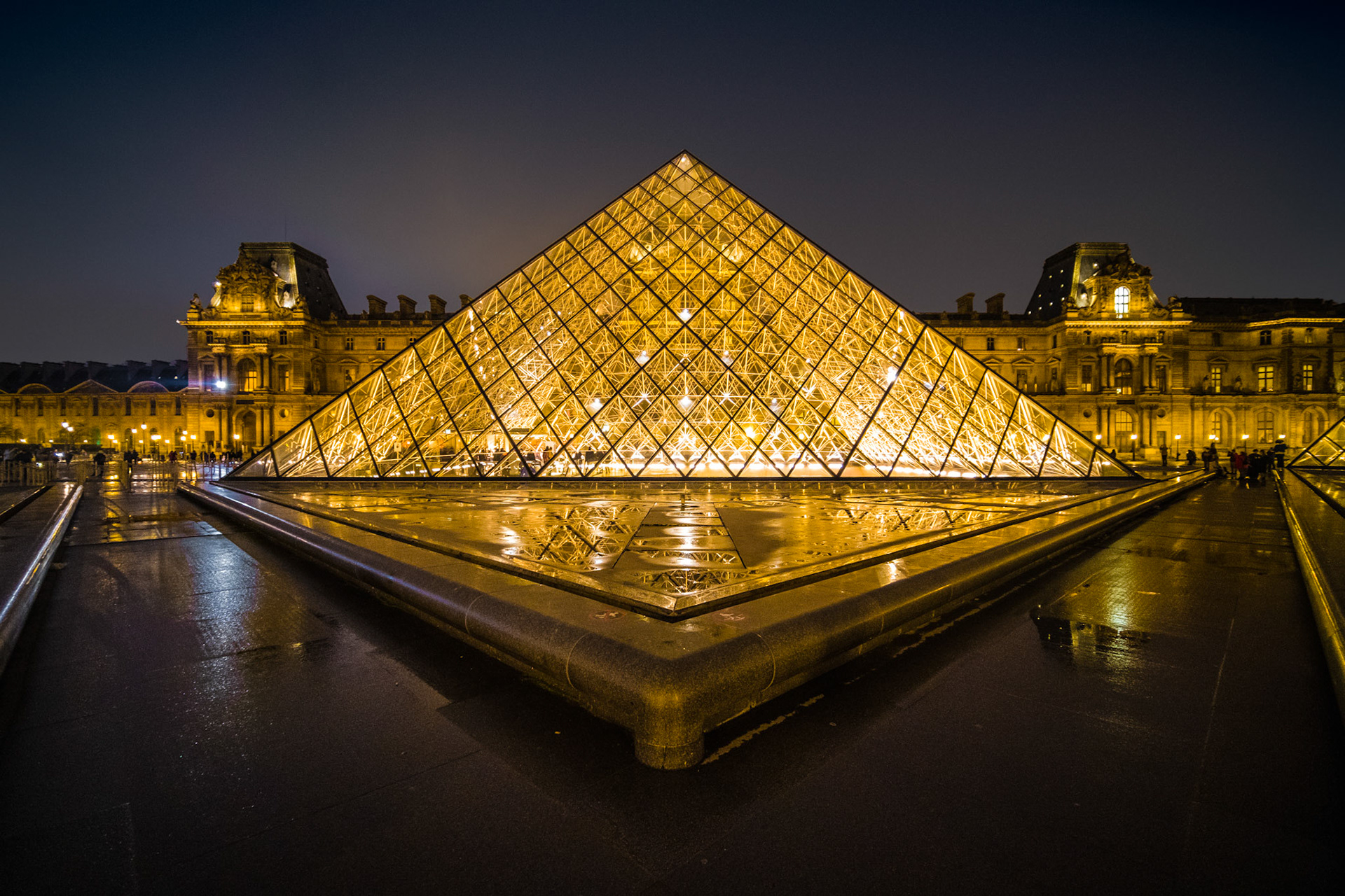 Pyramide du Louvre