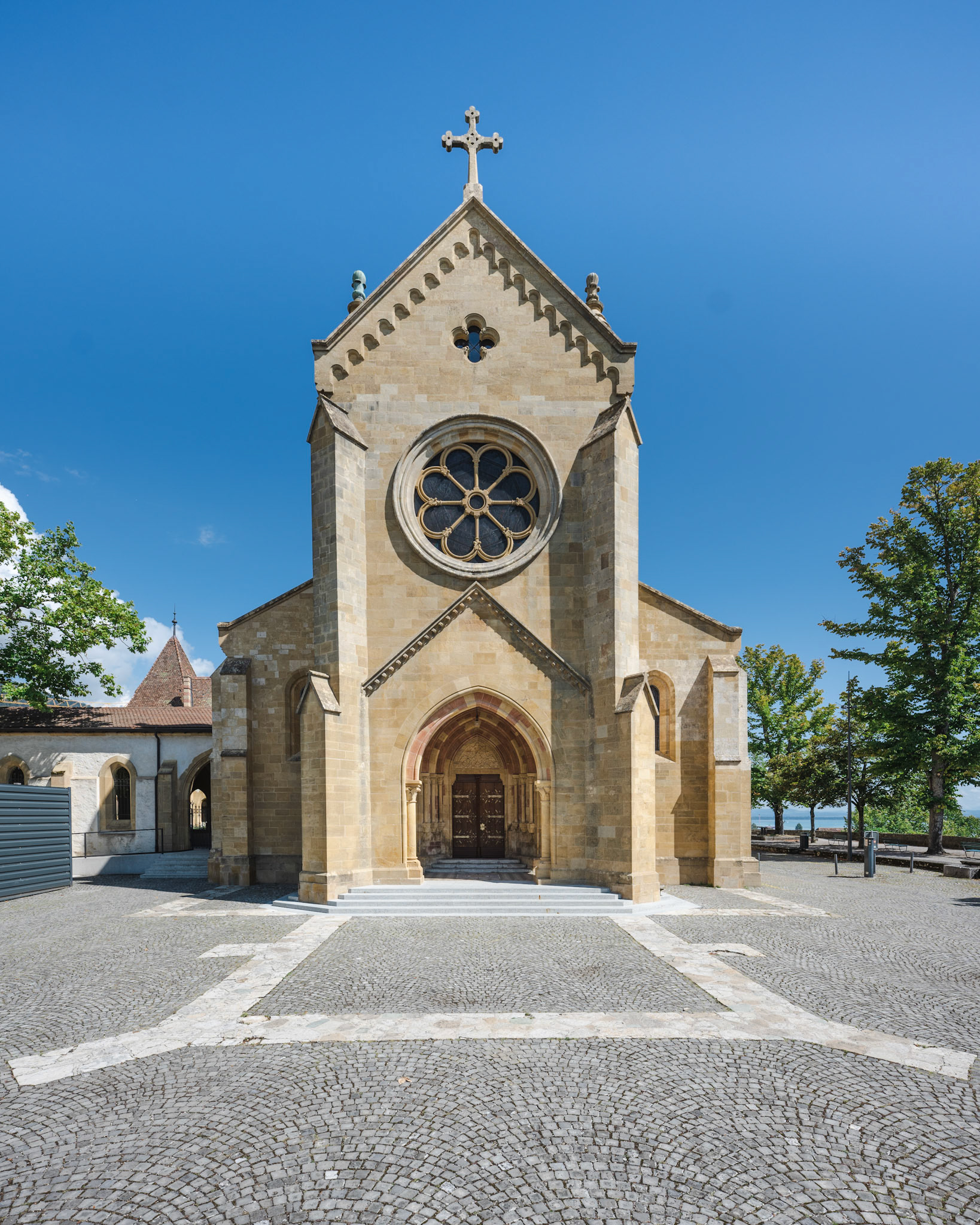 Collégiale de Neuchâtel - entrance and rose window
