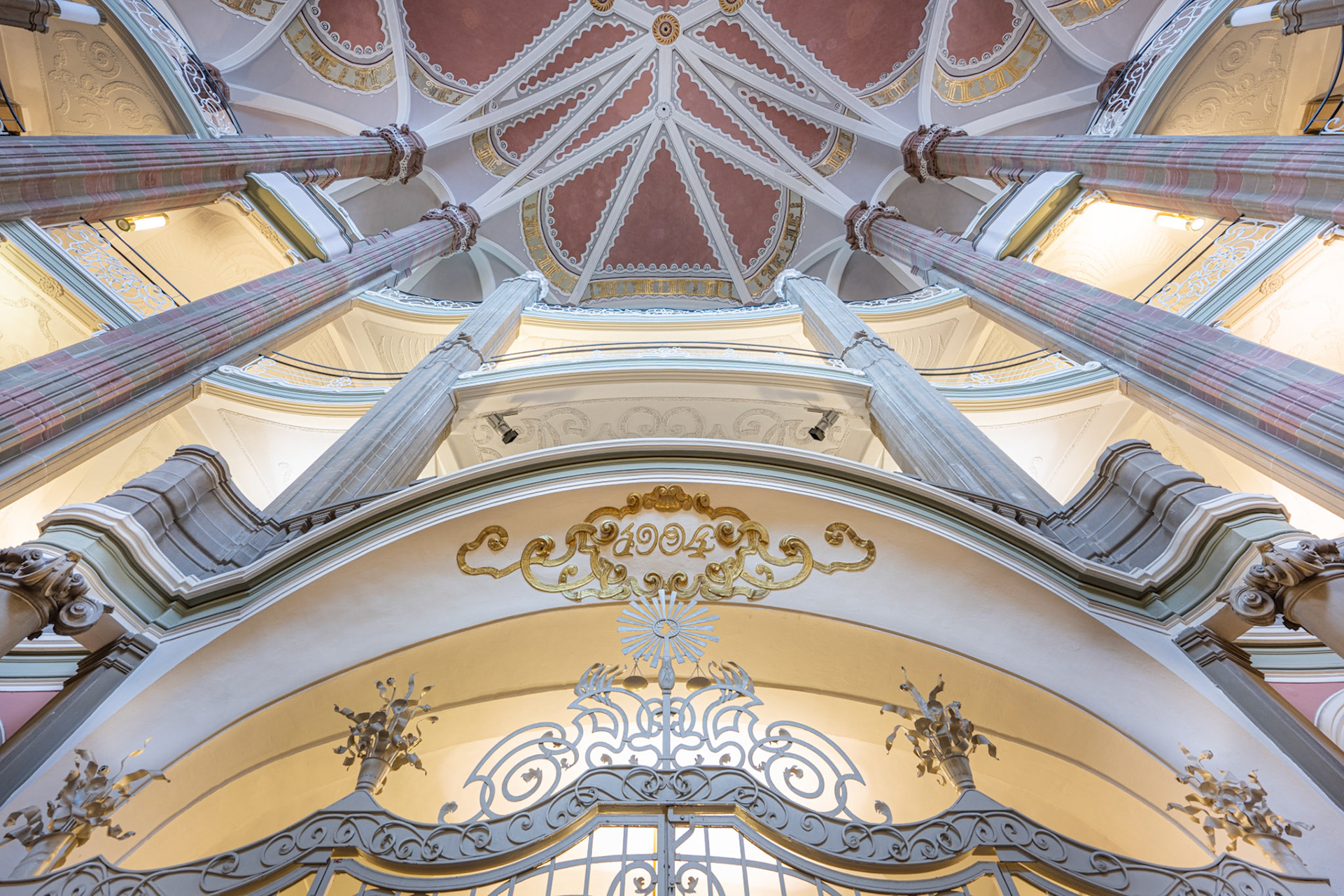 Amtsgericht Mitte - columns