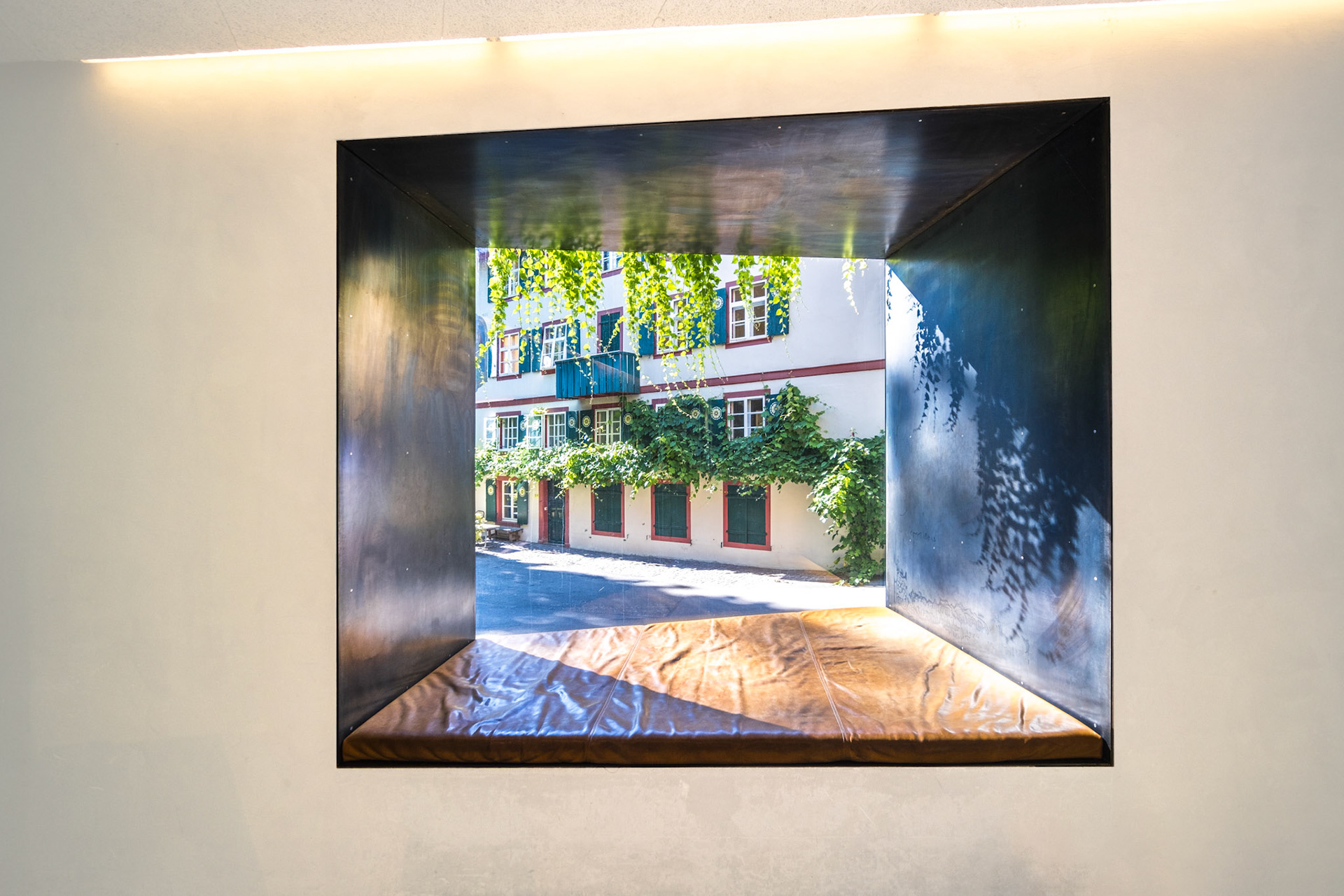 Jugendherberge Basel - a windows in the reception area open the view to the neighbourhood