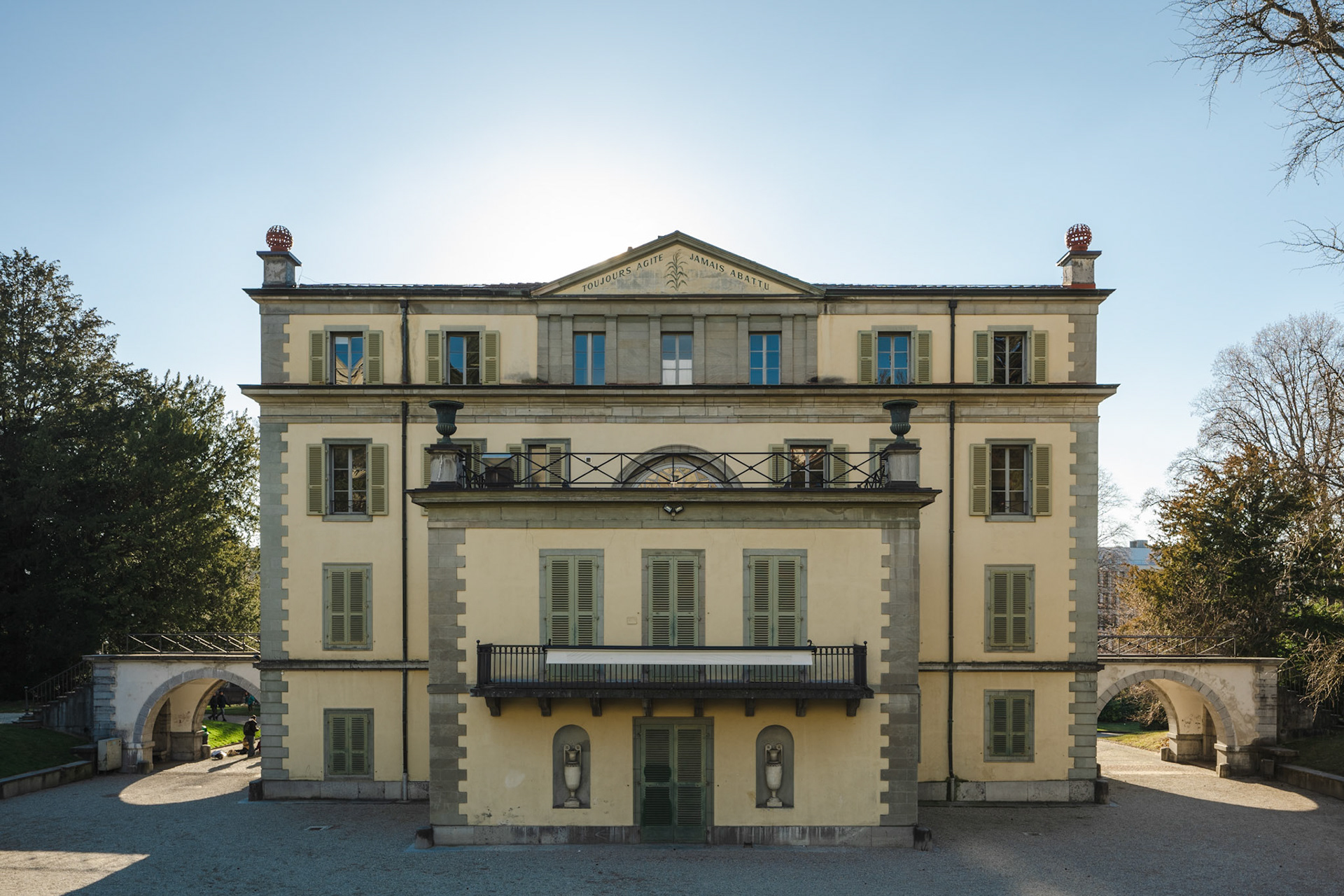 rear facade with the inscription "toujours agité, jamais abattu"