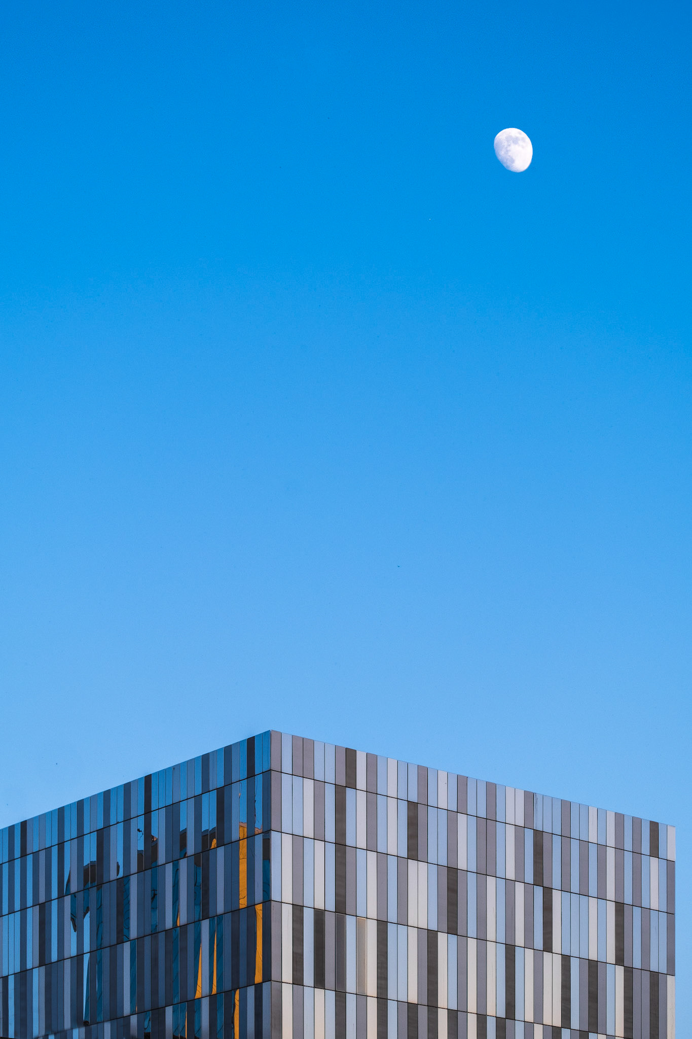 Opéra de Lausanne - minimalistic during the blue hour