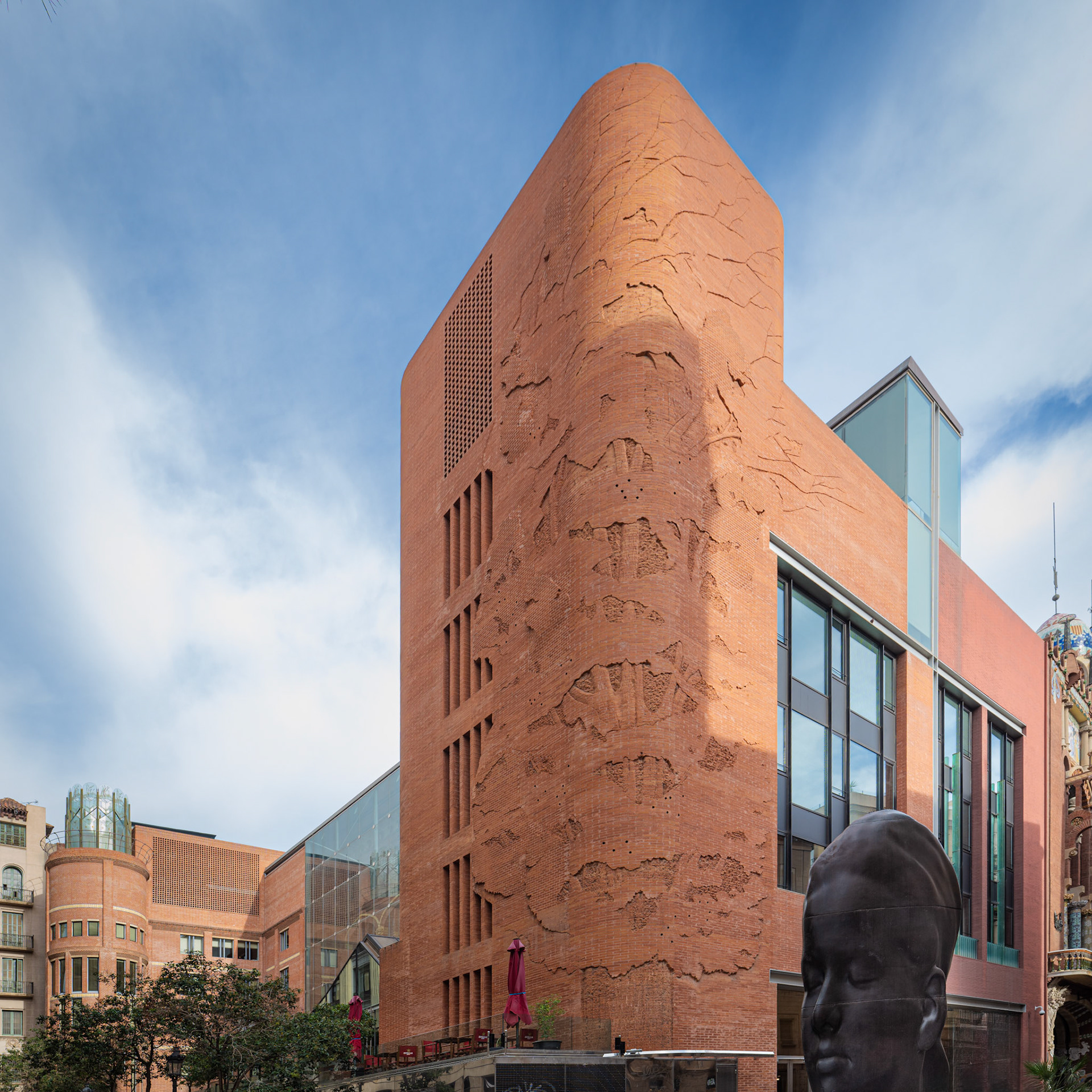 extension tower and "Carmela" sculpture by Jaume Plensa