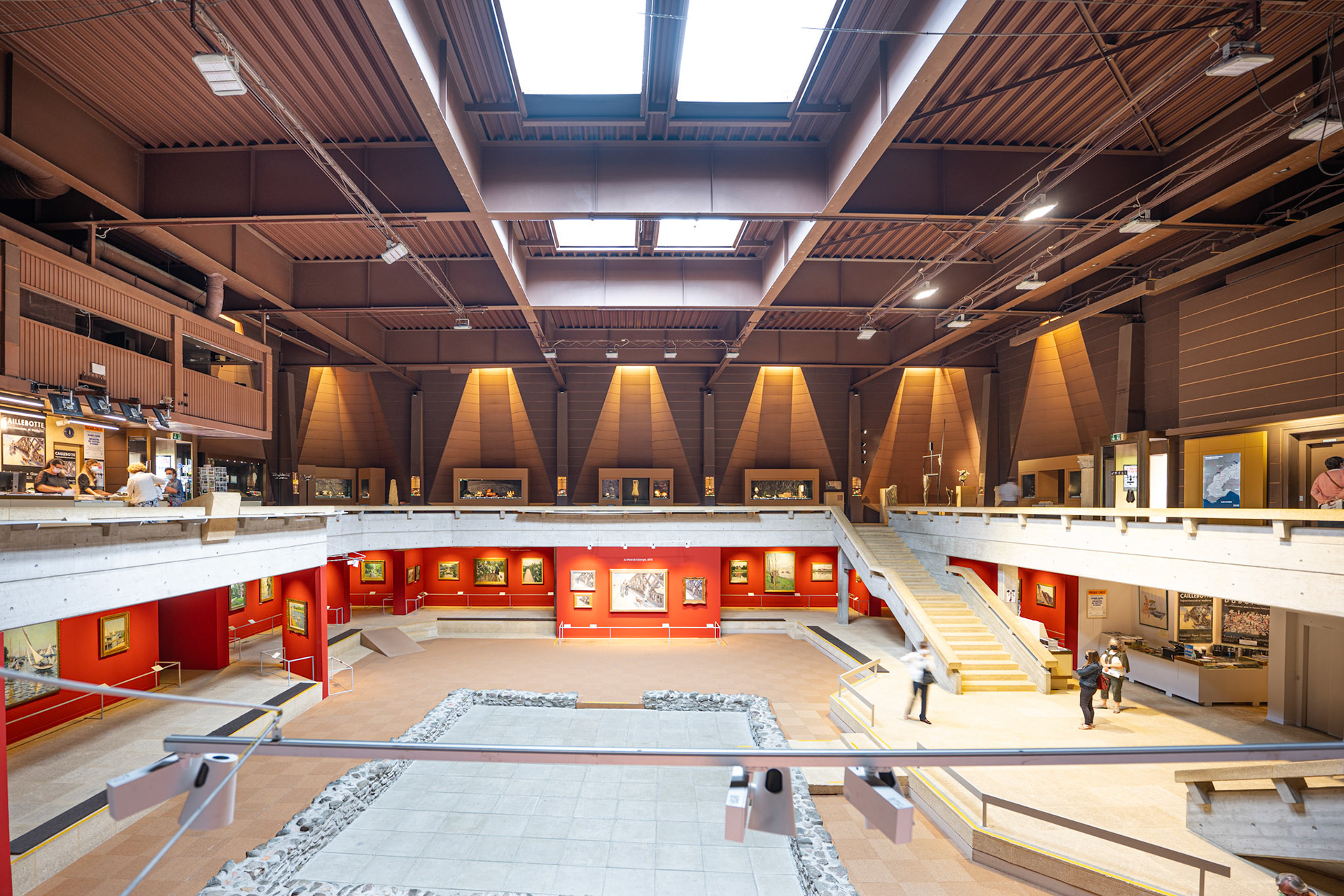 main exhibition hall with Roman temple ruins