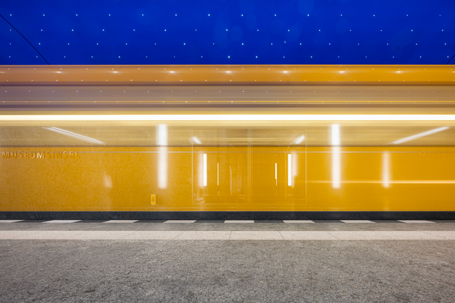 U-Bahnhof Museumsinsel - passing train