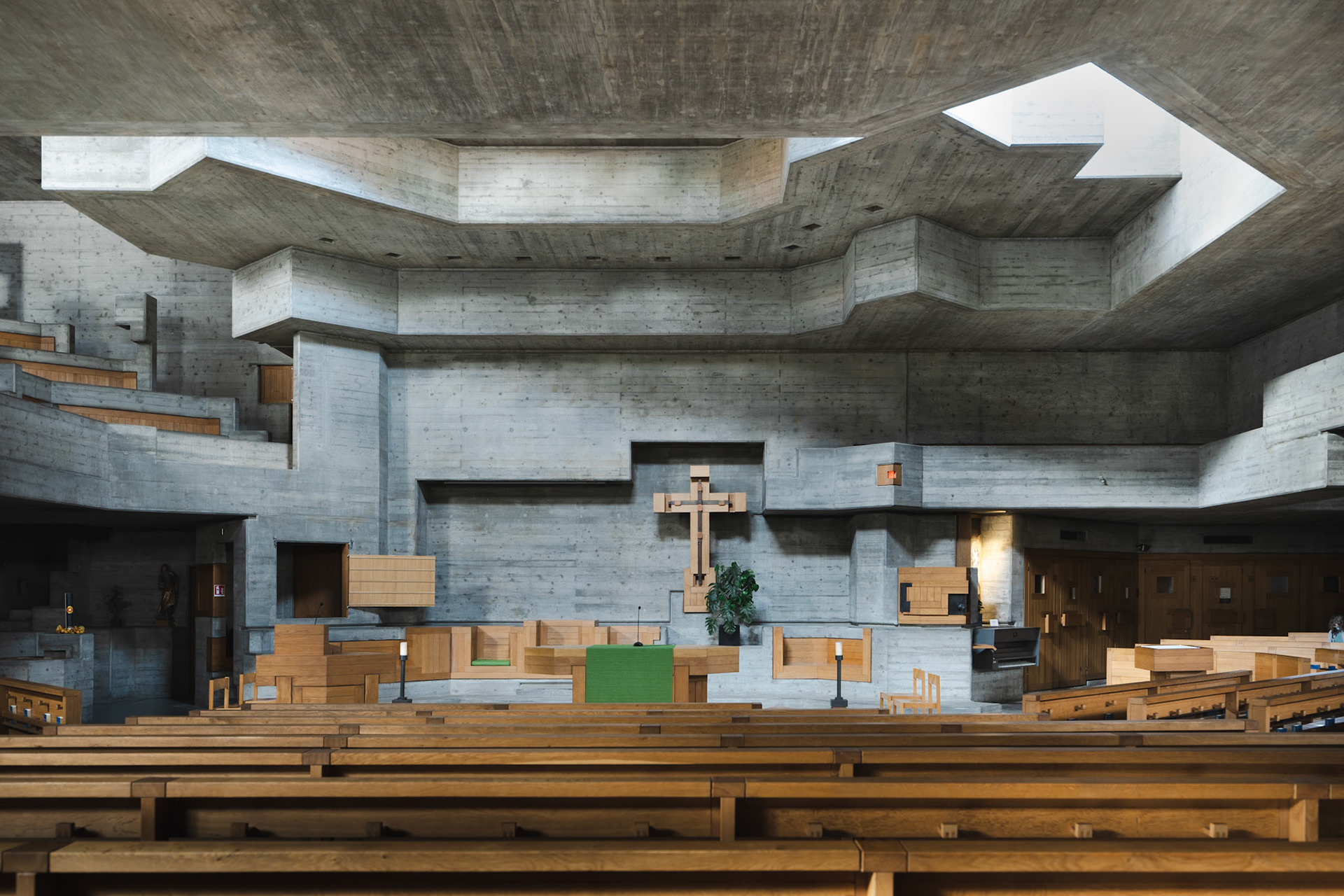 Heiligkreuzkirche altar