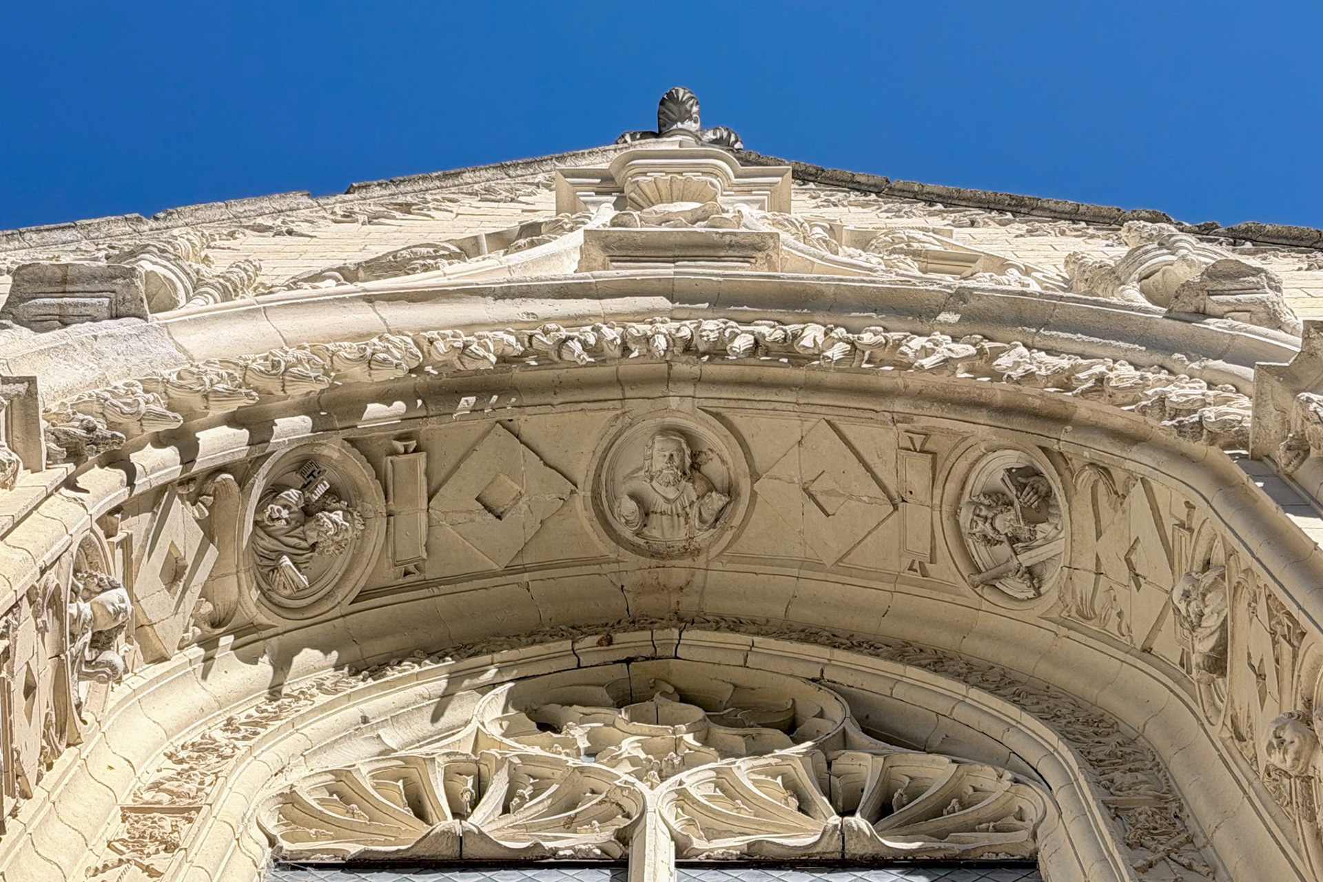 arch with medallions of the twelve apostles