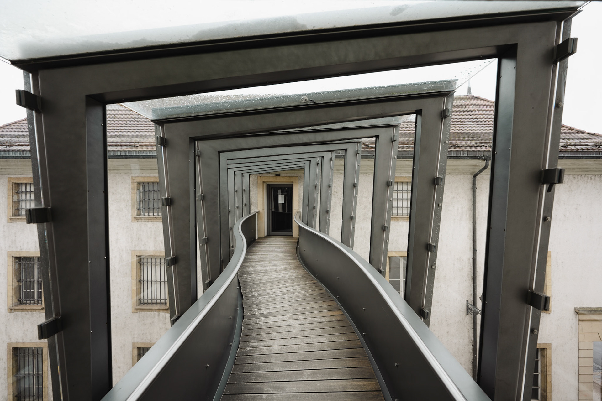 footbridge connecting Maison d'ailleurs and Espace Jules Verne