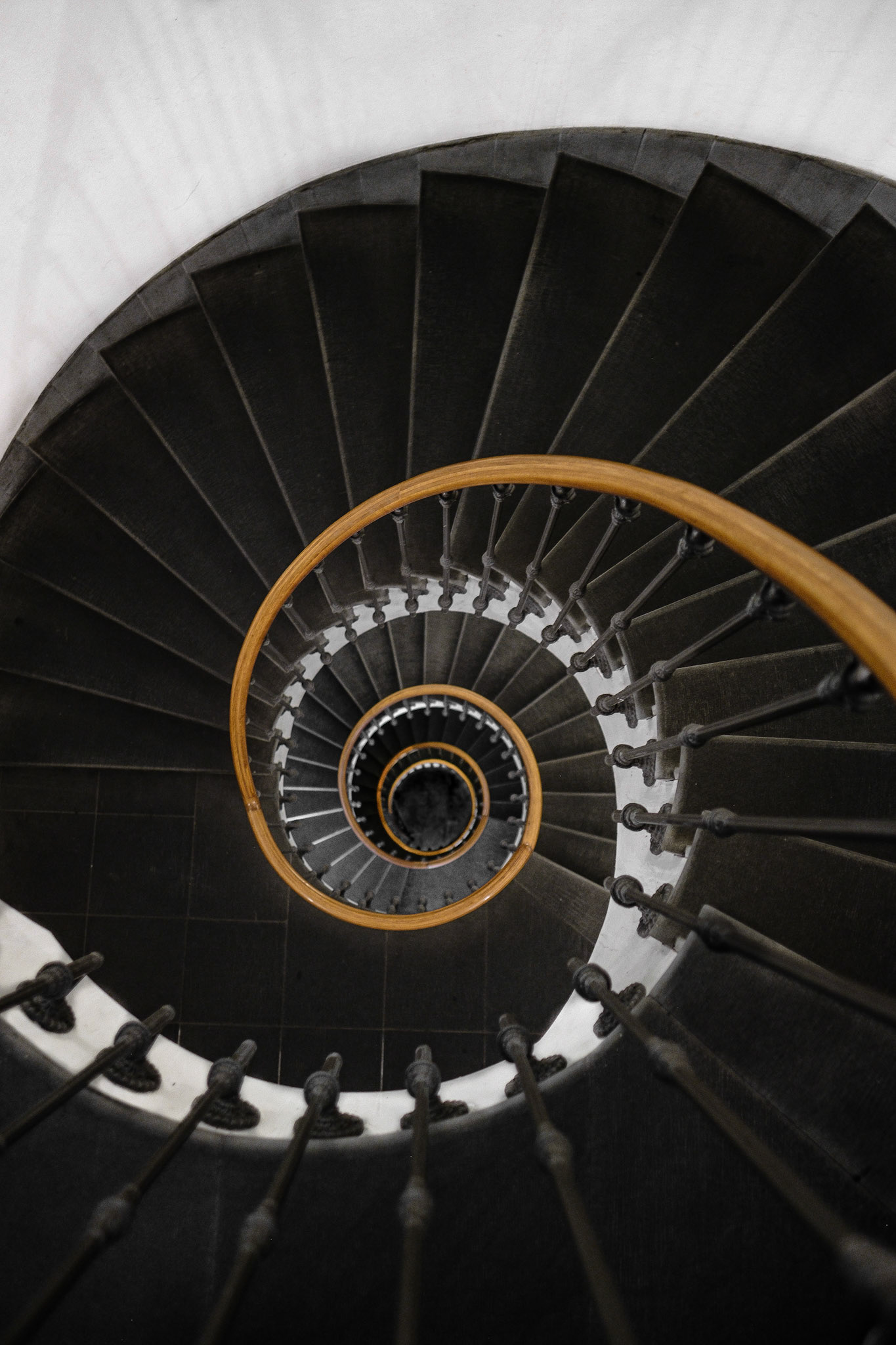 spiral staircase at Zürich Hauptbahnhof