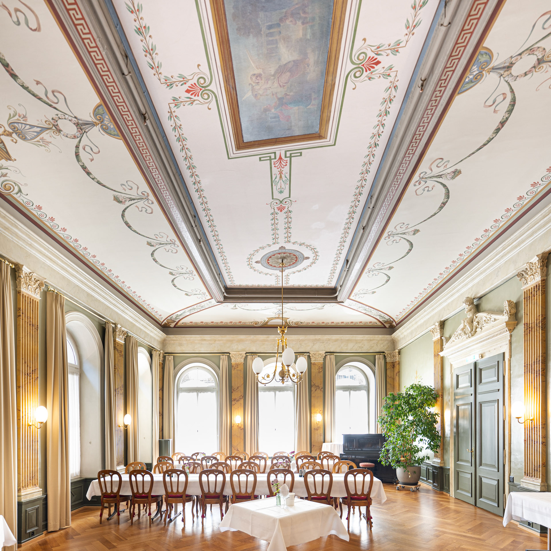 Belle Epoque hall