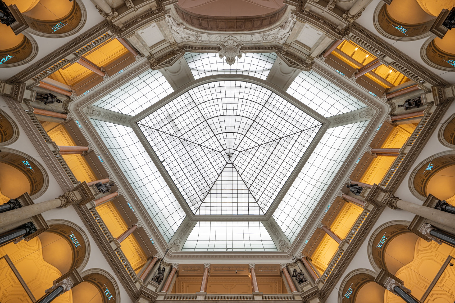 Museum für Kommunikation - atrium lookup