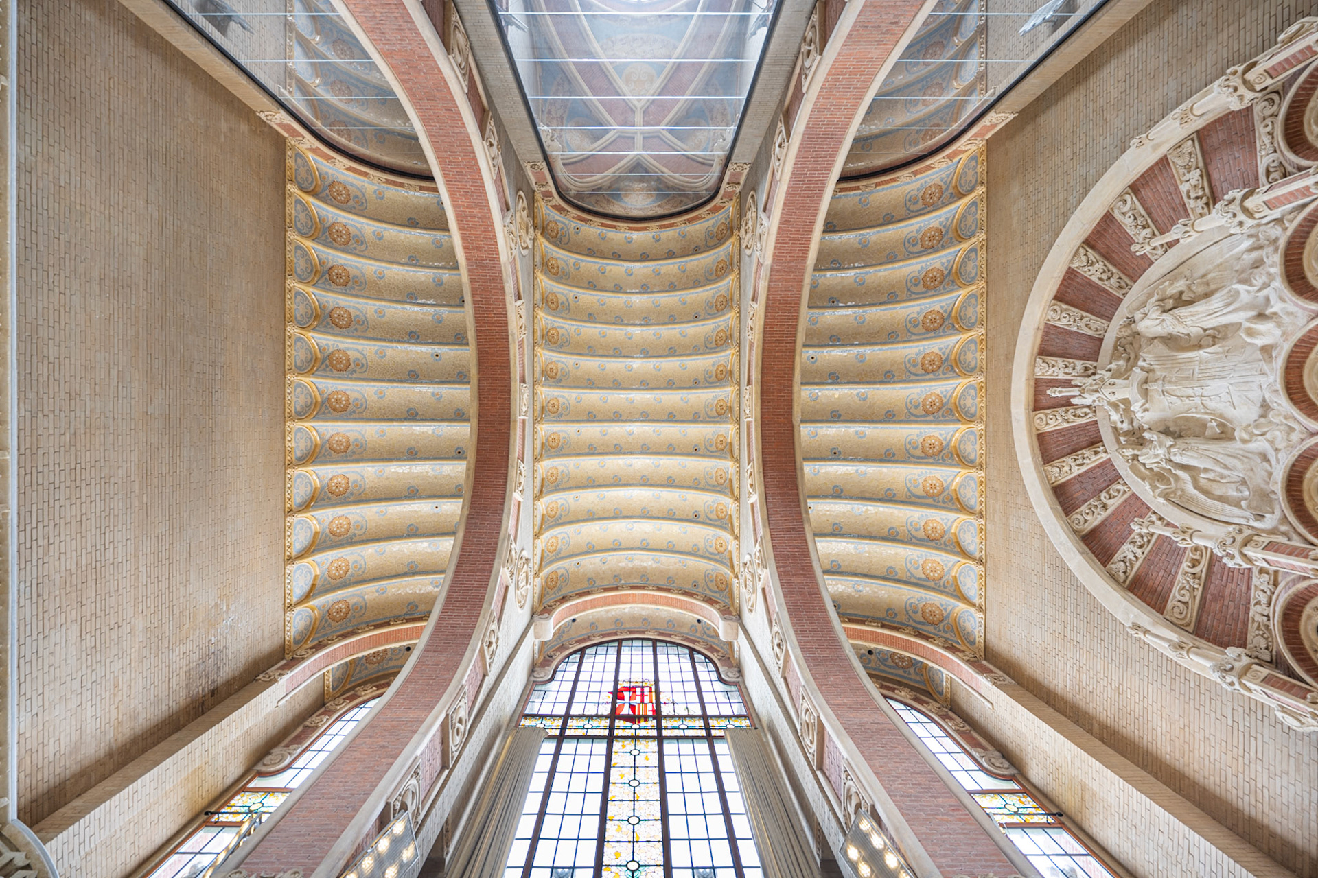 arches and ceiling of the Lluís Domènech i Montaner Hall