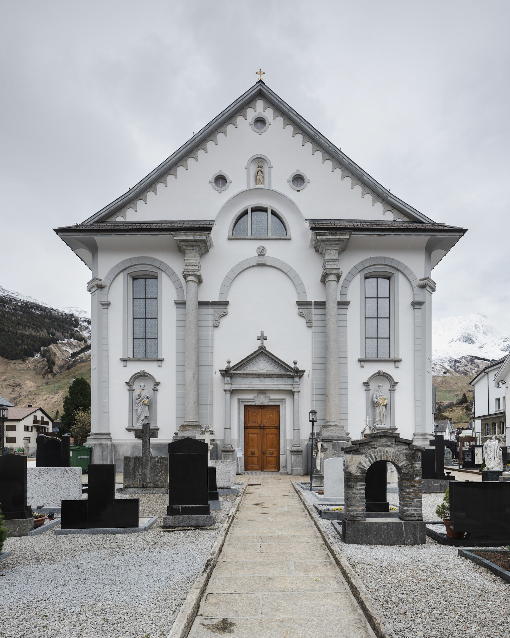 Pfarrkirche St. Peter und Paul in Andermatt - facade with sculptures