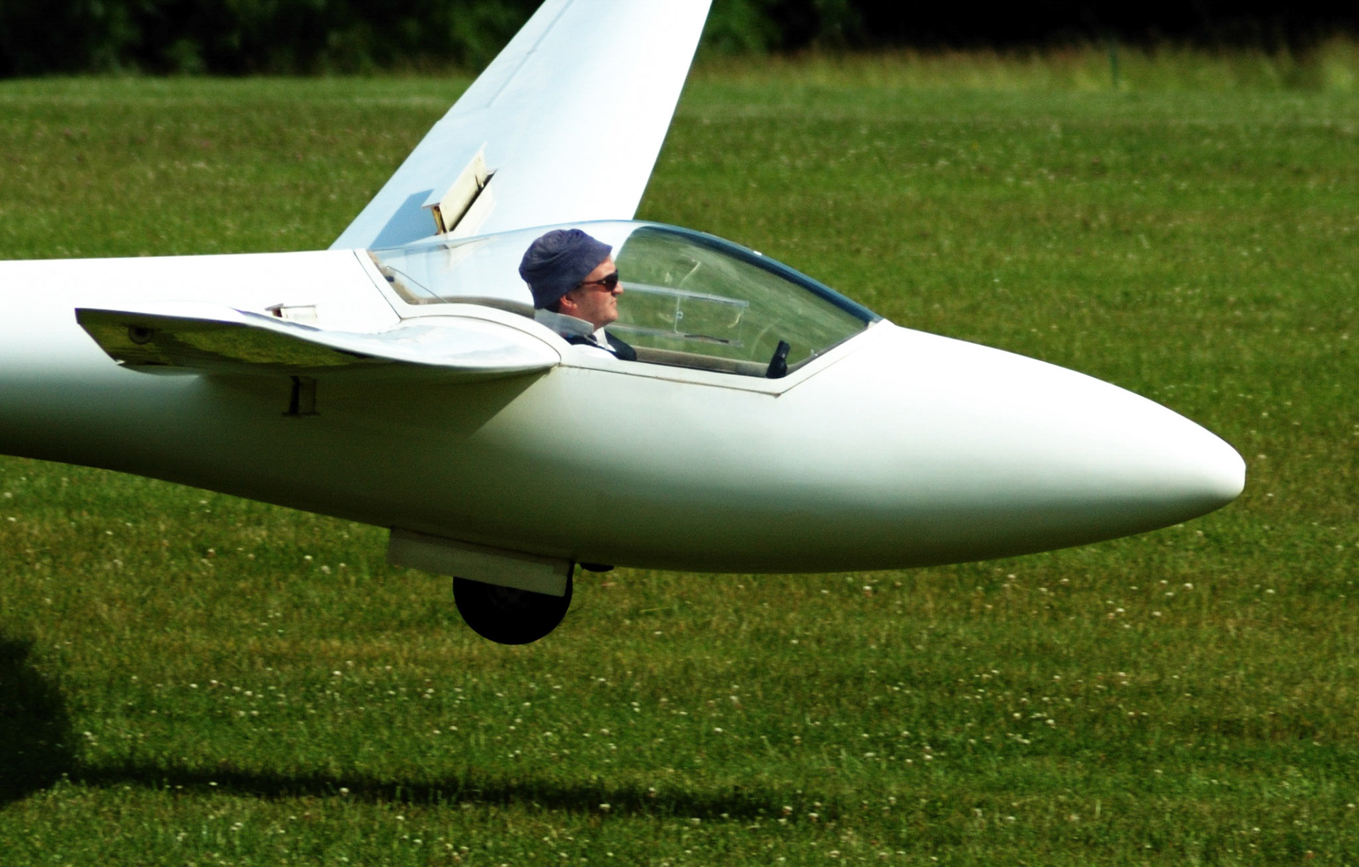 Jon landing his Libelle - Nympsfield - UK