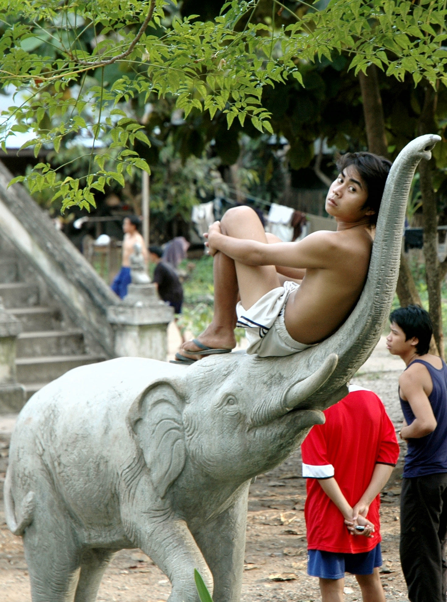 Watching a game of Kataw - Louang Prabang - Laos