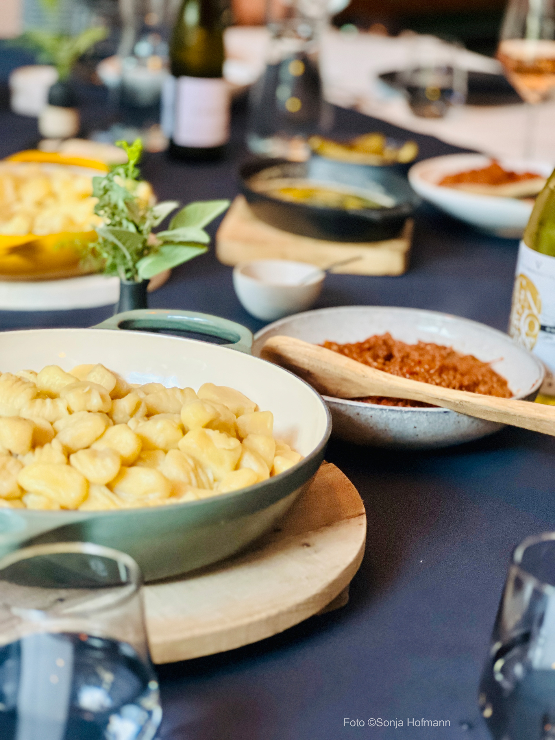 Gnocchis mit Fenchel-Sugo, cremiger Zitronen-Hühnchensauce & brauner Salbei-Knoblauch Butter