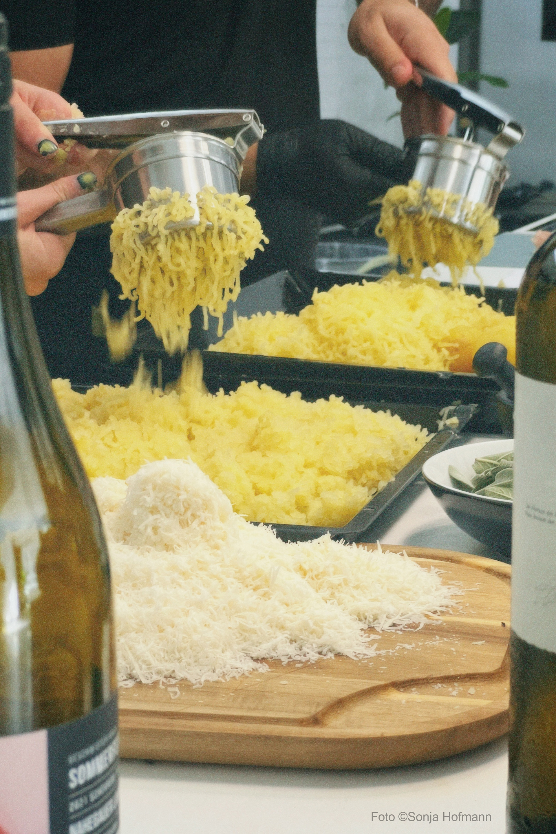 Kartoffeln pressen für Gnocchi Teig