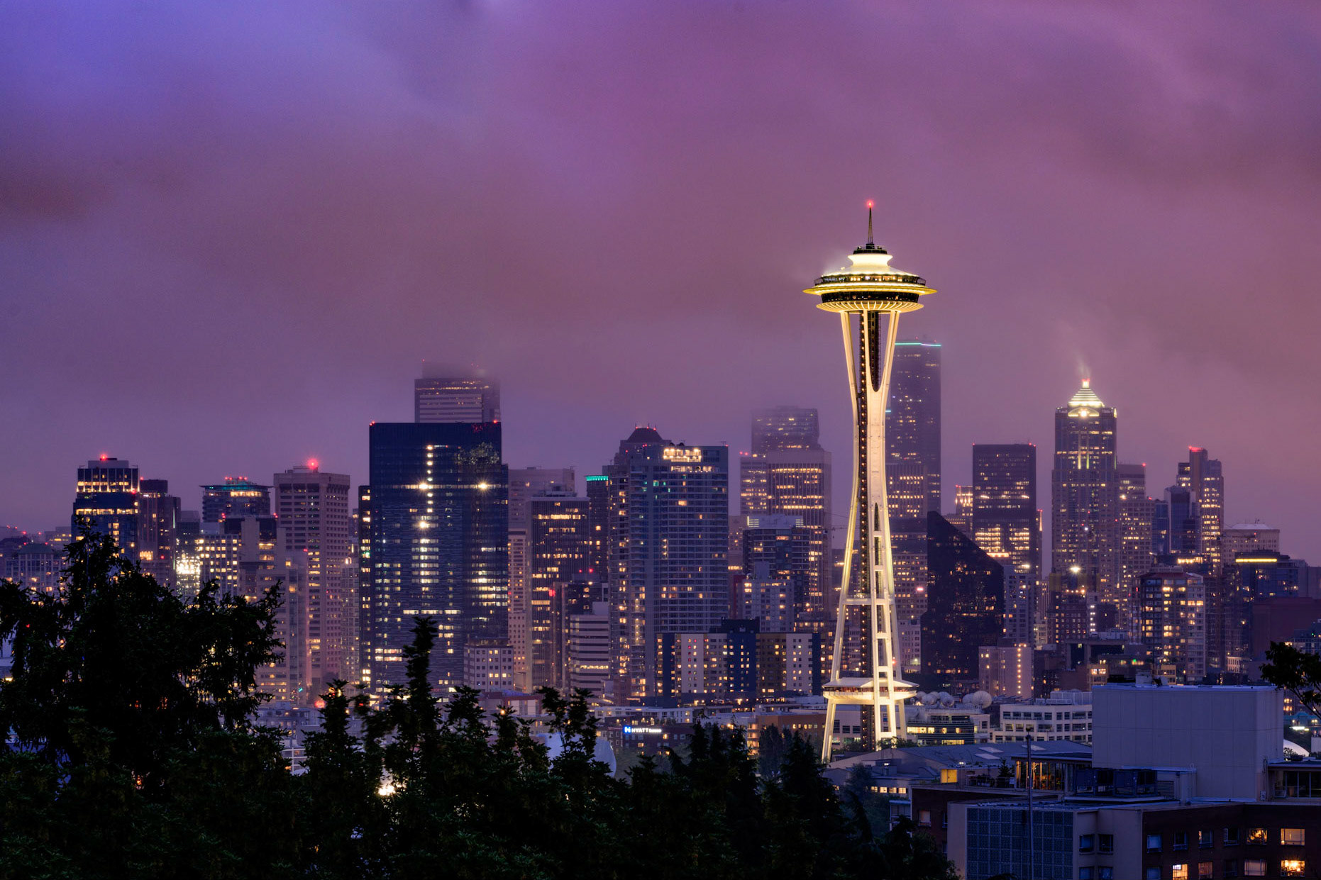 Seattle was one of my favorite cities I  ever visited. It welcomed me with perfect sunshine and at the end of the stay it became more rainy and foggy. But this was not the worst #seattle_community #seattle #igers_seattle #nightphotography #fog #foggy #citybestpics #autumn #autumncolors #autumnmood #travelgram #traveller #citystreets #citylights #igersusa #awesomeview #westcoast #usatrip #cityscape #downtown