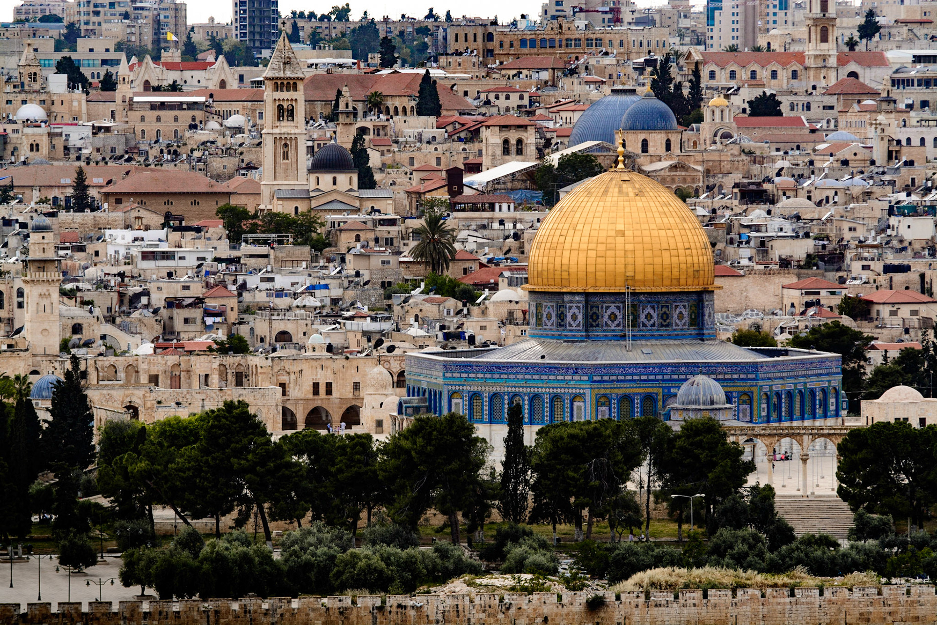 After I had visited all the sights in the old town, I had time left to go to the mount of olives. Because it was Saturday and on  Sabbath  there is  no public transport , I had to walk all the way from the old town to the mountain.  #jerusalem #domeofrocks #ch#telaviv #tlvoftheday #tlv #israeligram #traveladdicted #vacation#hiking  #awesomeview #travelphotography #nikon_photography_ #nikond7100 #tamron #nikon #israel #holyland