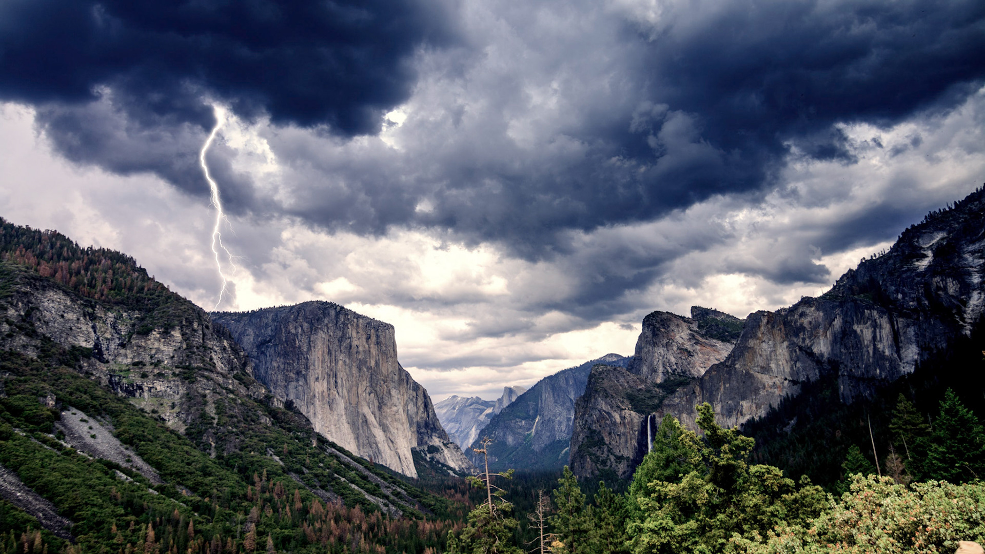 When I left the Yosemite park, a thunderstorm started. #naturlovers #awesomeview #summervacation #hiking #hikingadventures #hiker#yosemitenationalpark #yosemite #waterfalls#landscape #naturelover #usatrip #westcoast #nationalpark #usavacation #landscapephotography #natur #dramatic #screensaver #igtravel #felixlukasphography #lightning #thunderstor