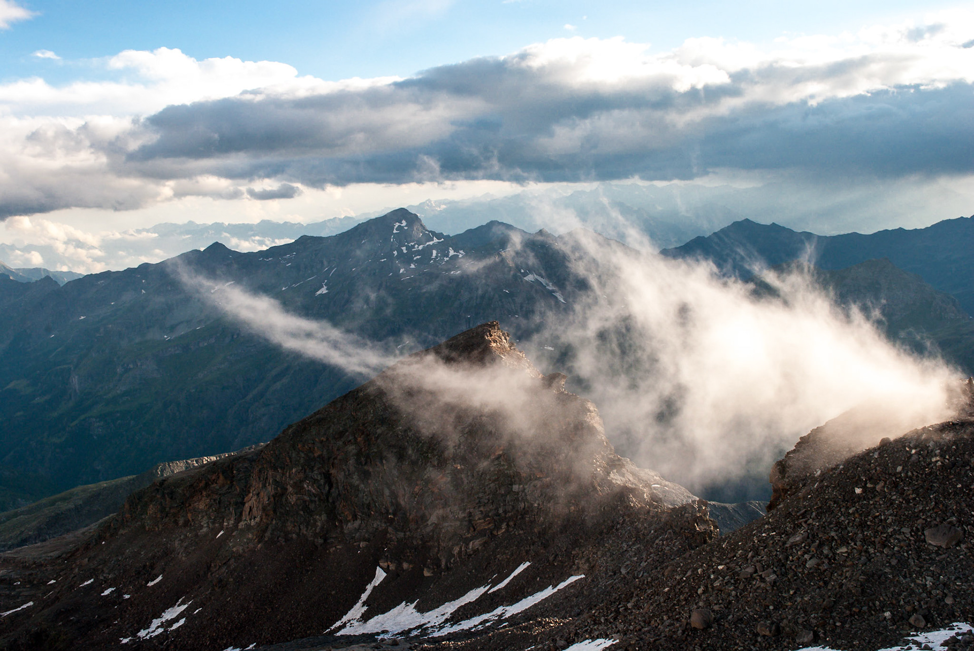 Berggipfel mit Wolke
