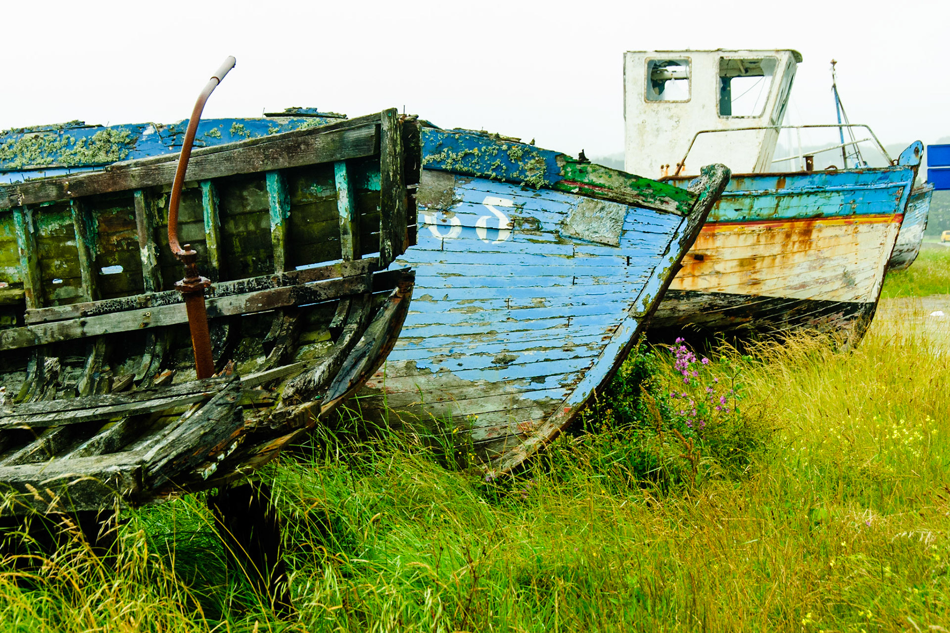 Boote am Strand von Irland, gestrandet