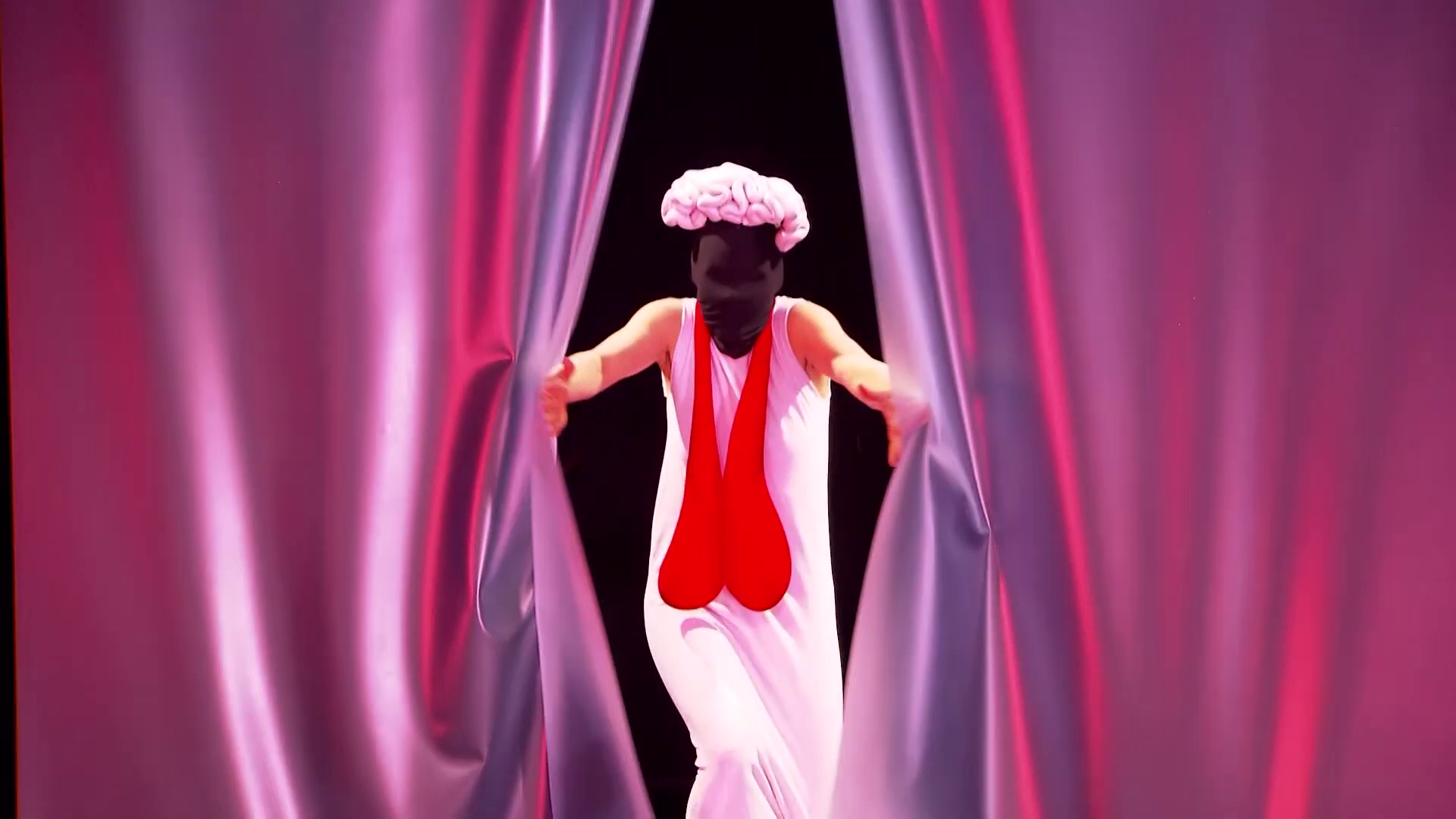 Filmstill - Theateraufzeichnung „Glamour Phoenix – fashion & war“ (Theateraufzeichnung)