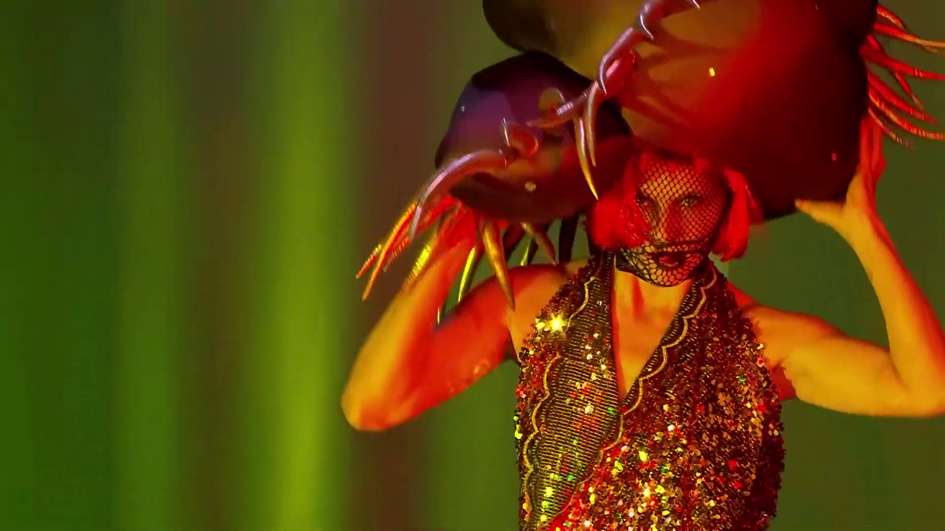Filmstill - Theateraufzeichnung „Glamour Phoenix – fashion & war“ (Theateraufzeichnung)