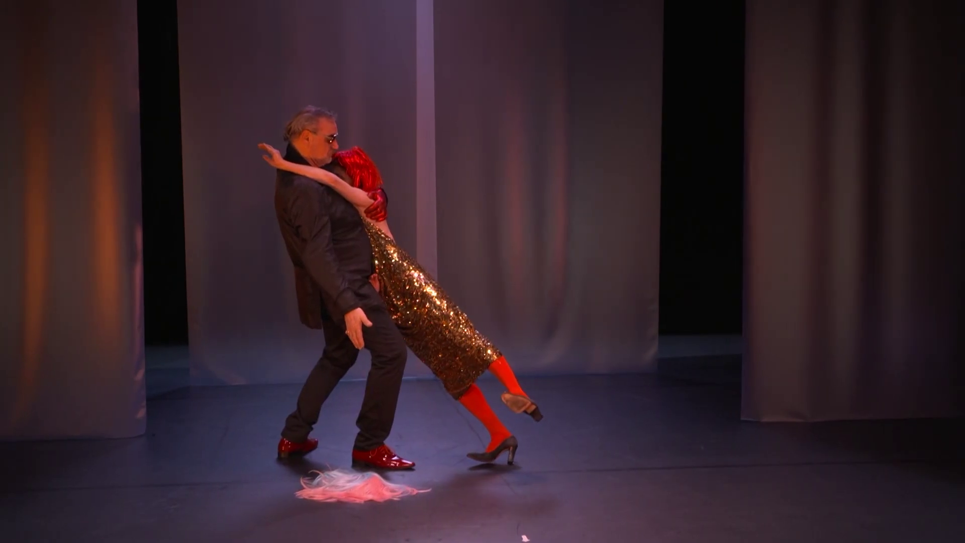 Filmstill - Theateraufzeichnung „Glamour Phoenix – fashion & war“ (Theateraufzeichnung)