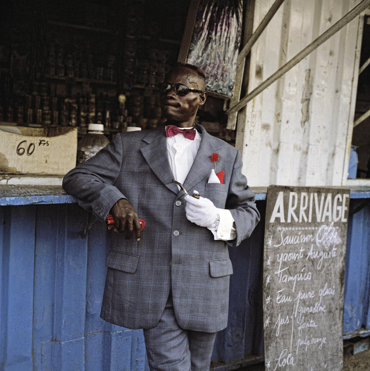 Francesco Gisuti, Democratic Republic of Congo - Pointe Noire (2010): photographie d'un sapeur accoudé à un comptoir de bar au Congo