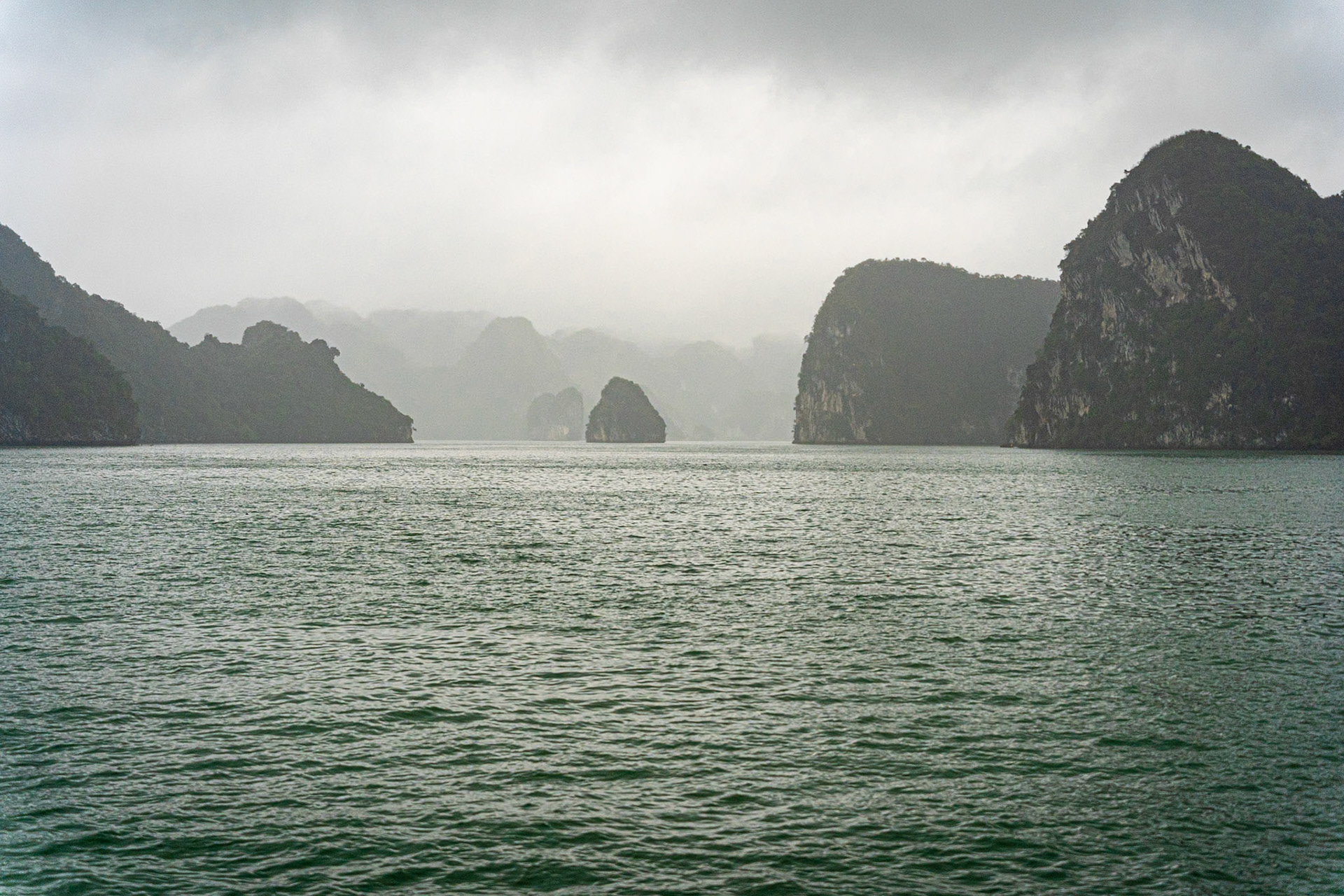 Boat trip in Halong Bay