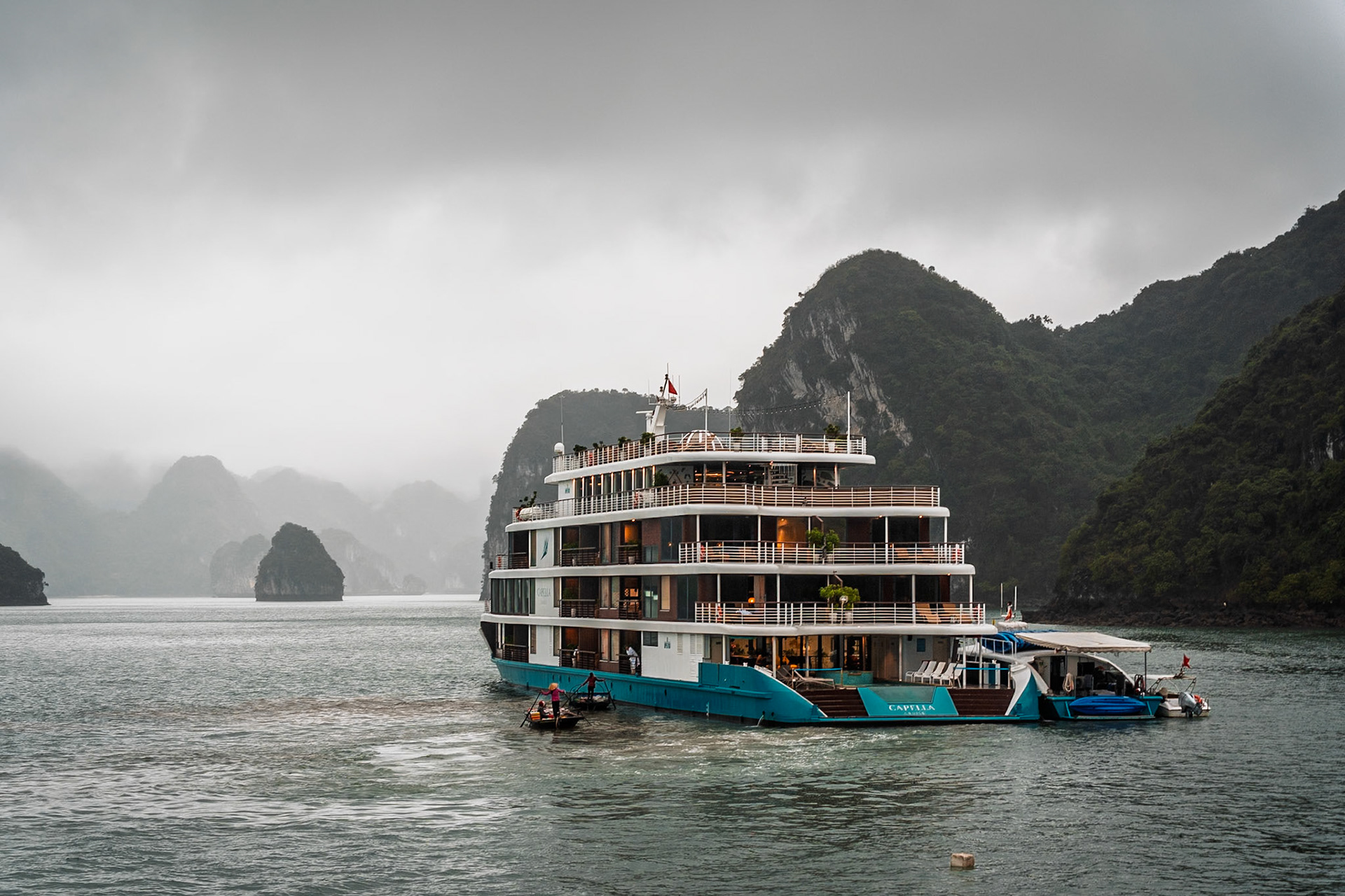 Boat trip in Halong Bay